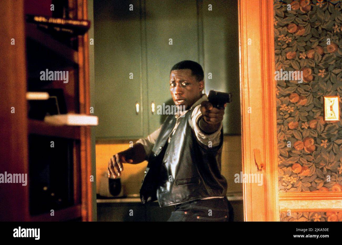 Wesley Snipes film Murder at 1600 (1997) personnages : Dét. Harlan Regis réalisateur : Dwight H. Little 18 avril 1997 **AVERTISSEMENT** cette photographie est à usage éditorial seulement et est la propriété de WARNER BROS et/ou du photographe désigné par The film or production Company et ne peut être reproduite que par des publications en conjonction avec la promotion du film ci-dessus. Un crédit obligatoire à WARNER BROS est requis. Le photographe doit également être crédité lorsqu'il est connu. Aucune utilisation commerciale ne peut être accordée sans autorisation écrite de The film Company. Banque D'Images
