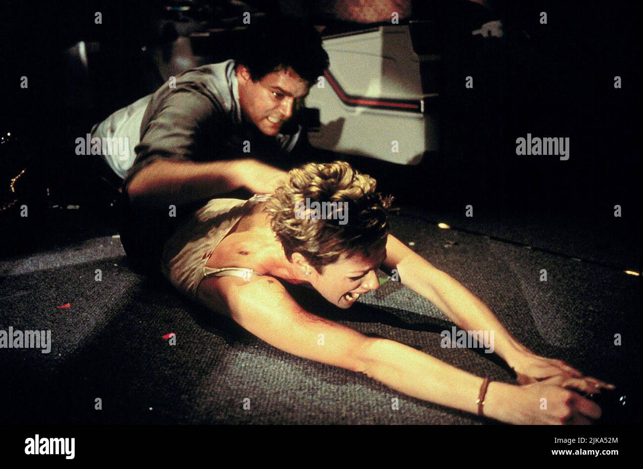 Ray Liotta & Lauren Holly film turbulence (1997) personnages : Ryan Weaver & Teri Halloran réalisateur : Robert Butler 10 janvier 1997 **AVERTISSEMENT** cette photographie est réservée à un usage éditorial et est la propriété de MGM et/ou du photographe désigné par le film ou la société de production et ne peut être reproduite que par des publications en liaison avec la promotion du film ci-dessus. Un crédit obligatoire à MGM est requis. Le photographe doit également être crédité lorsqu'il est connu. Aucune utilisation commerciale ne peut être accordée sans autorisation écrite de The film Company. Banque D'Images