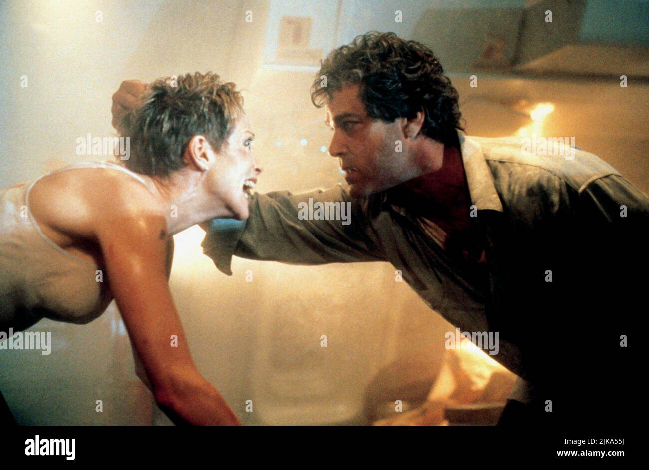 Lauren Holly & Ray Liotta film turbulence (1997) personnages : Teri Halloran & Ryan Weaver réalisateur : Robert Butler 10 janvier 1997 **AVERTISSEMENT** cette photographie est réservée à un usage éditorial et est la propriété de MGM et/ou du photographe désigné par le film ou la société de production et ne peut être reproduite que par des publications en liaison avec la promotion du film ci-dessus. Un crédit obligatoire à MGM est requis. Le photographe doit également être crédité lorsqu'il est connu. Aucune utilisation commerciale ne peut être accordée sans autorisation écrite de The film Company. Banque D'Images