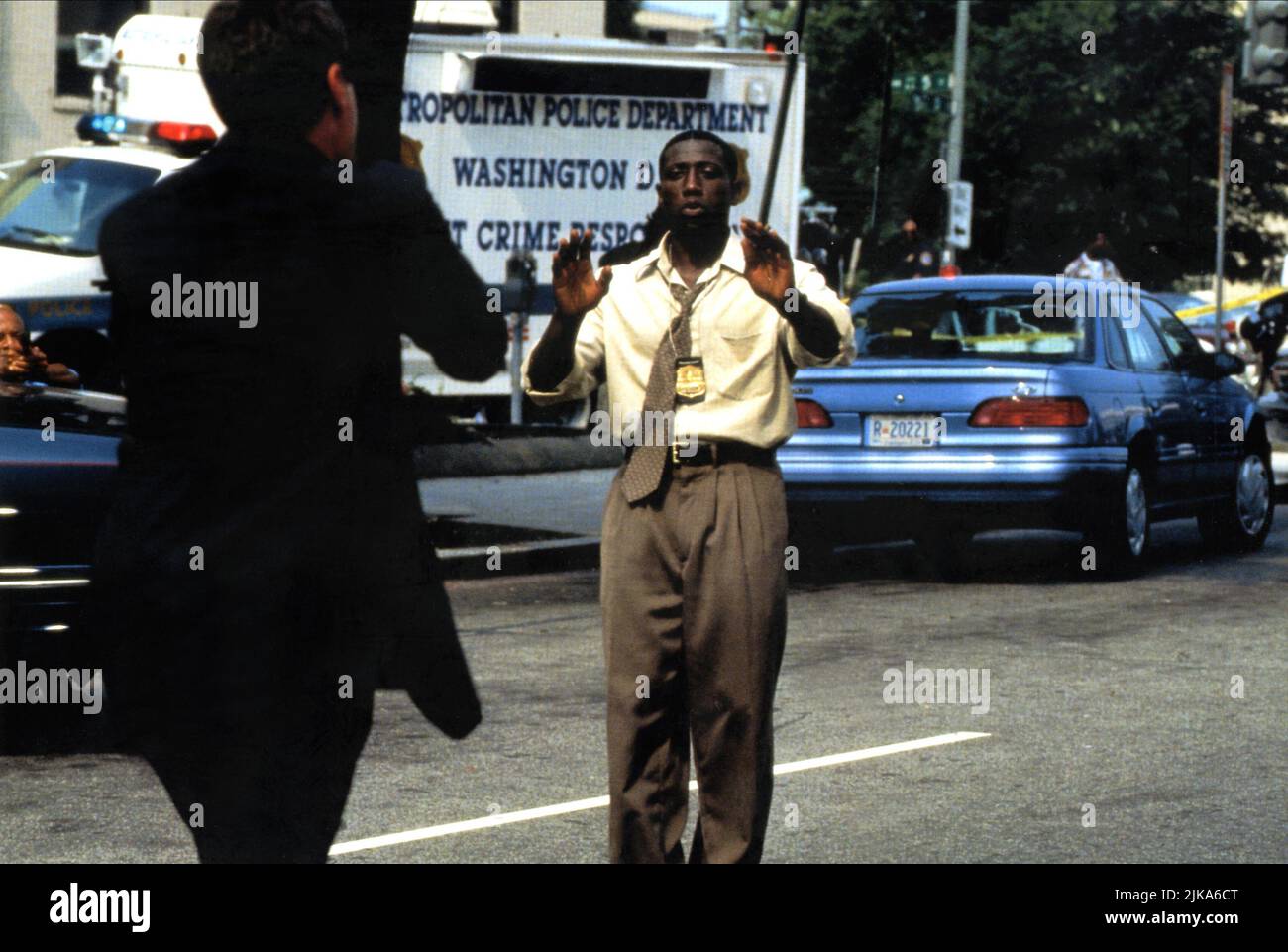 Wesley Snipes film Murder at 1600 (1997) personnages : Dét. Harlan Regis réalisateur : Dwight H. Little 18 avril 1997 **AVERTISSEMENT** cette photographie est à usage éditorial seulement et est la propriété de WARNER BROS et/ou du photographe désigné par The film or production Company et ne peut être reproduite que par des publications en conjonction avec la promotion du film ci-dessus. Un crédit obligatoire à WARNER BROS est requis. Le photographe doit également être crédité lorsqu'il est connu. Aucune utilisation commerciale ne peut être accordée sans autorisation écrite de The film Company. Banque D'Images