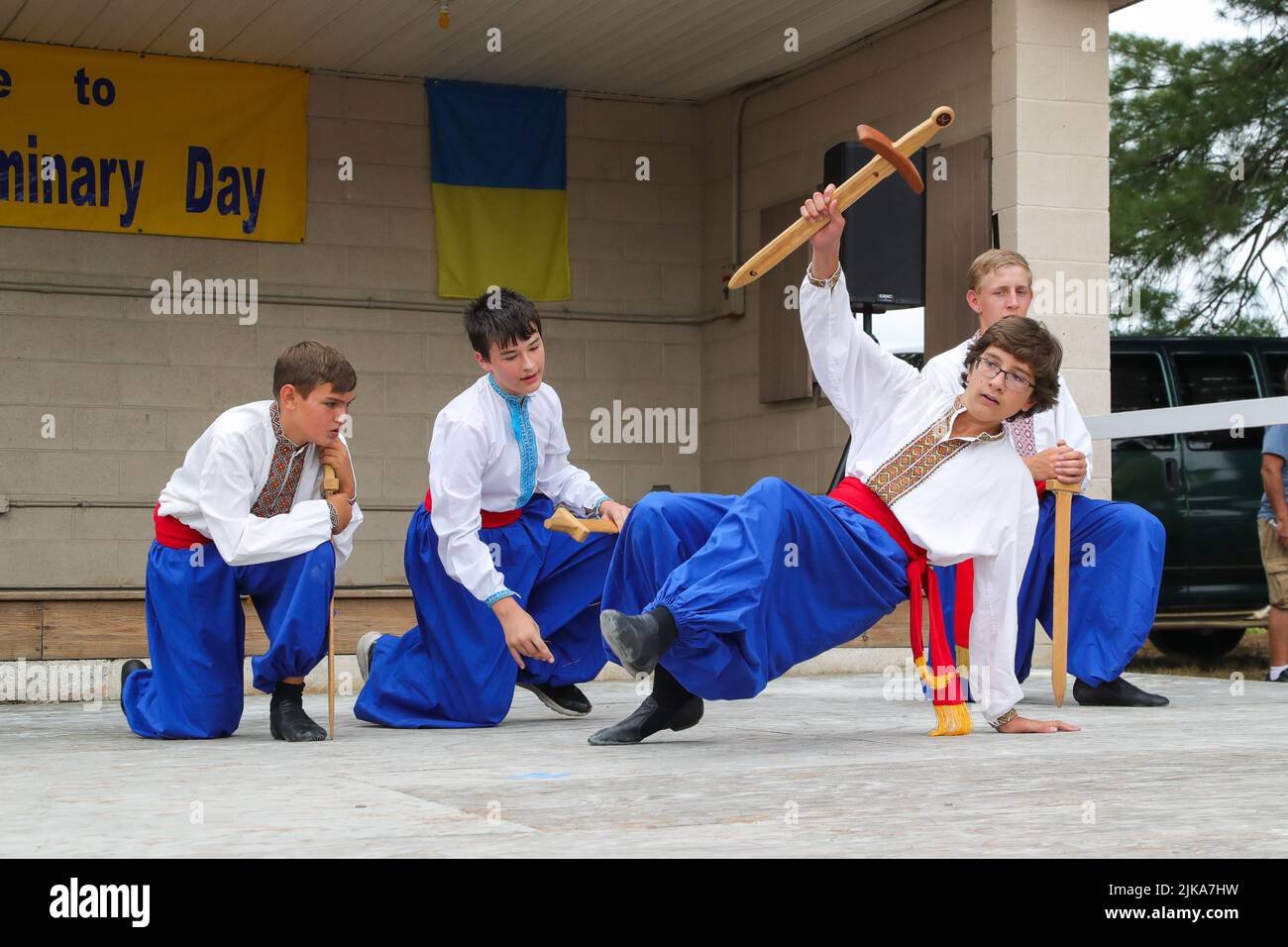 Pottsville, États-Unis. 31st juillet 2022. Des hommes de l'ensemble folklorique ukrainien Kazka exécutent la danse d'épée lors de la Journée annuelle du Séminaire ukrainien 88th. L'événement est parrainé par les 12 paroisses du Protopresbytère d'Anthracite du Sud de l'Archeparchy catholique d'Ukraine de Philadelphie. L'argent recueilli lors de l'événement va soutenir le séminaire catholique ukrainien St. Josaphat à Washington, DC. Crédit : SOPA Images Limited/Alamy Live News Banque D'Images