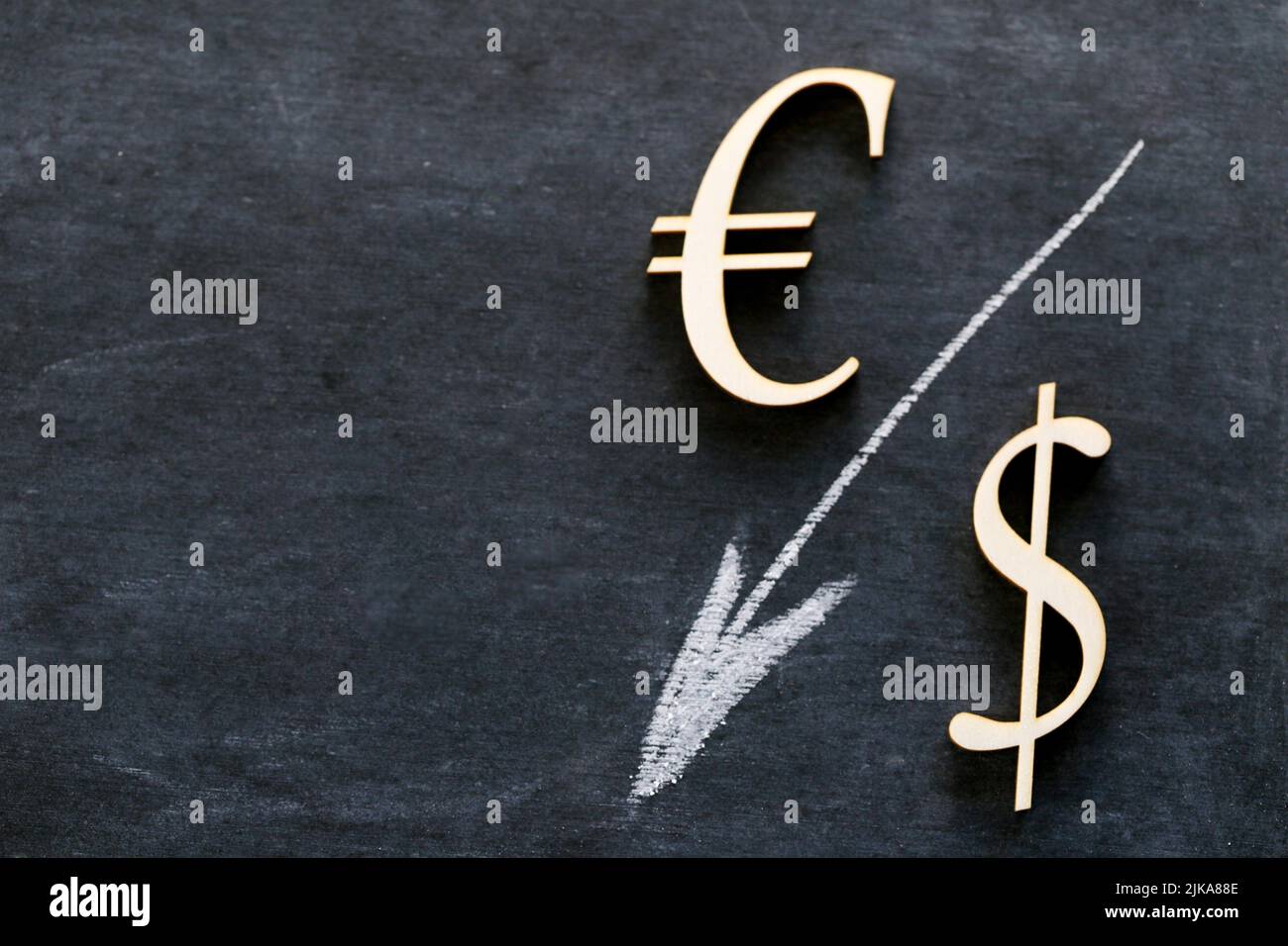 Inflation du dollar et de l'euro.baisse du taux de change. Euro et dollar et une flèche blanche vers le bas sur fond noir. Crise financière.taux de change et Banque D'Images