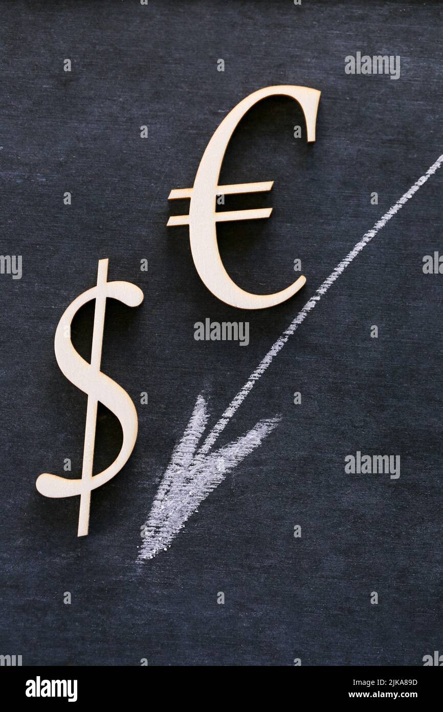 Inflation du dollar et de l'euro.baisse du taux de change. Euro et dollar et une flèche blanche vers le bas sur fond noir. Crise financière.taux de change et Banque D'Images