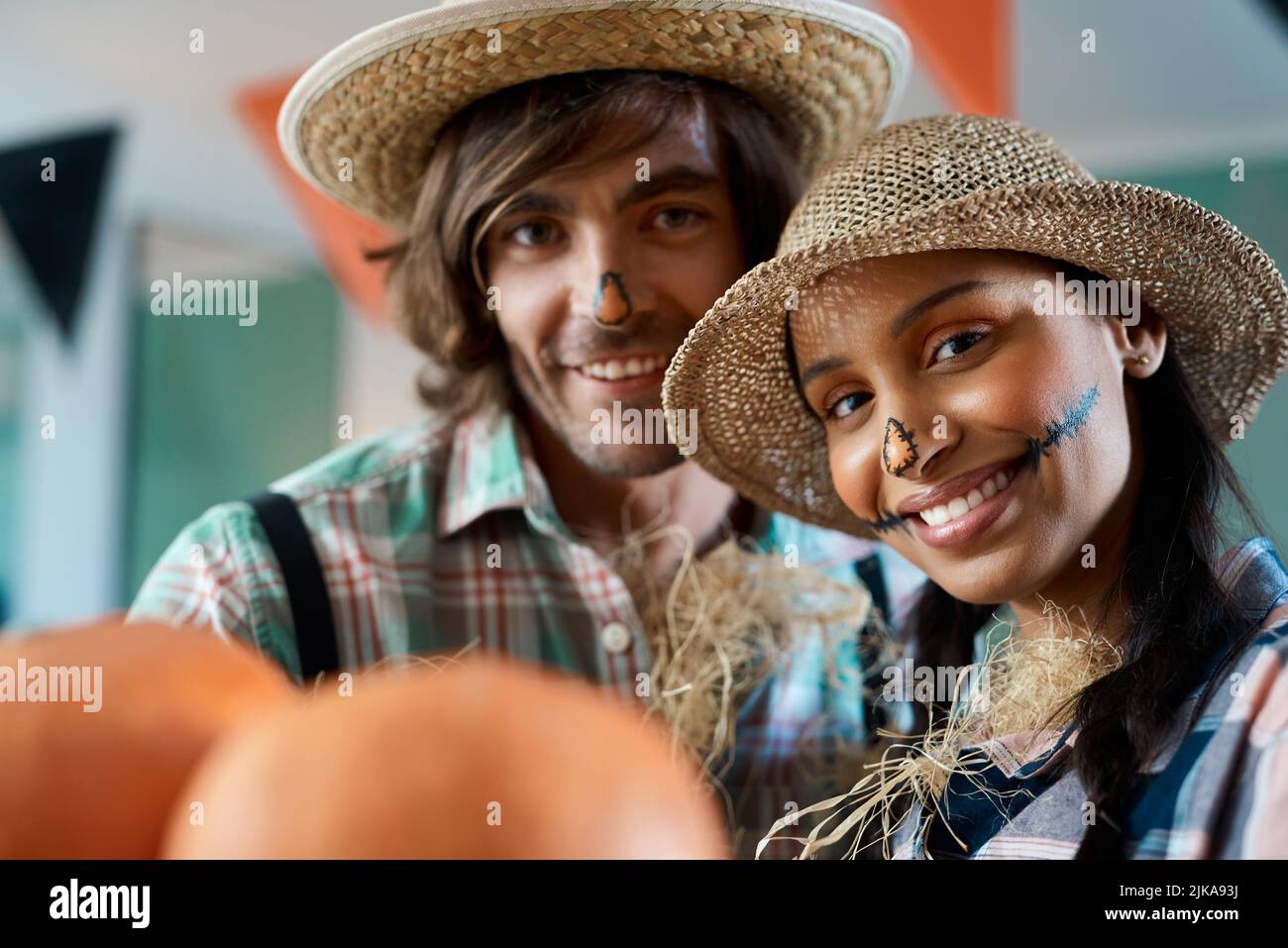 HES la citrouille à mon épice. Un jeune couple déguisé pour halloween à la maison. Banque D'Images