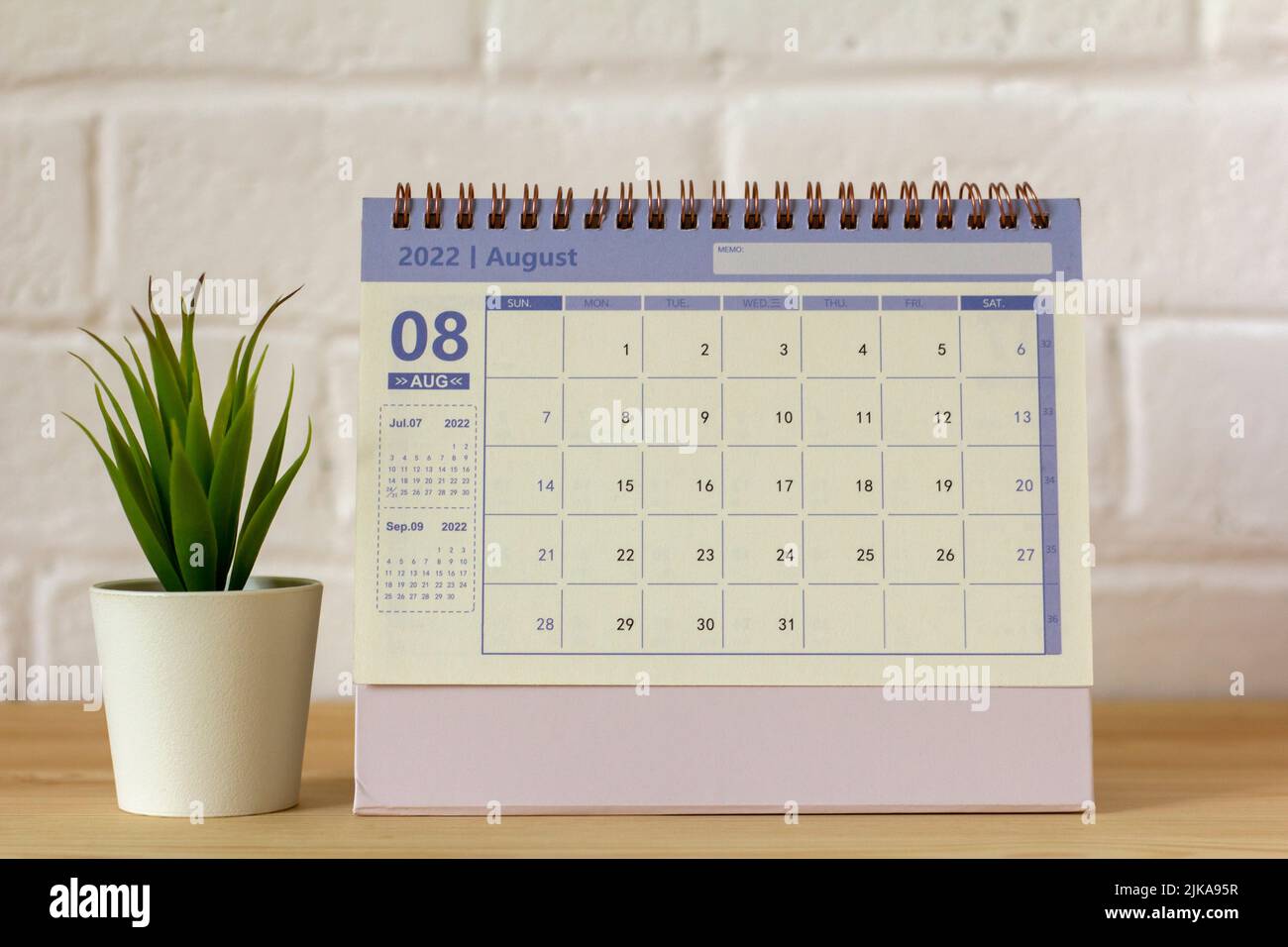 Bonjour août.le calendrier pour août 2022 est sur la table Banque D'Images