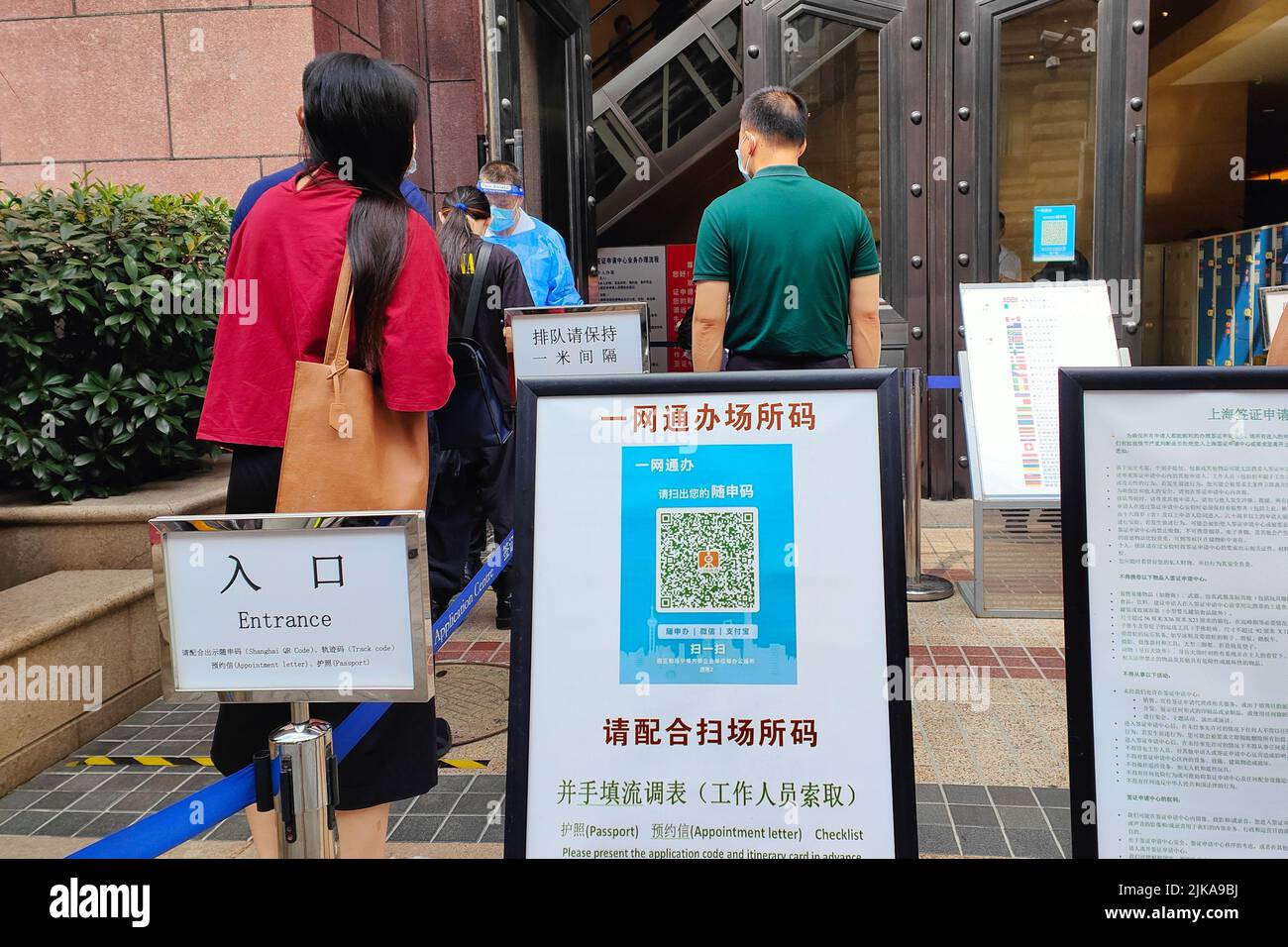SHANGHAI, CHINE - le 1 AOÛT 2022 - Une longue file d'attente se forme devant un centre de visas à Shanghai, en Chine, le 1 août 2022. 213 Sichuan Middle Road est la maison Banque D'Images