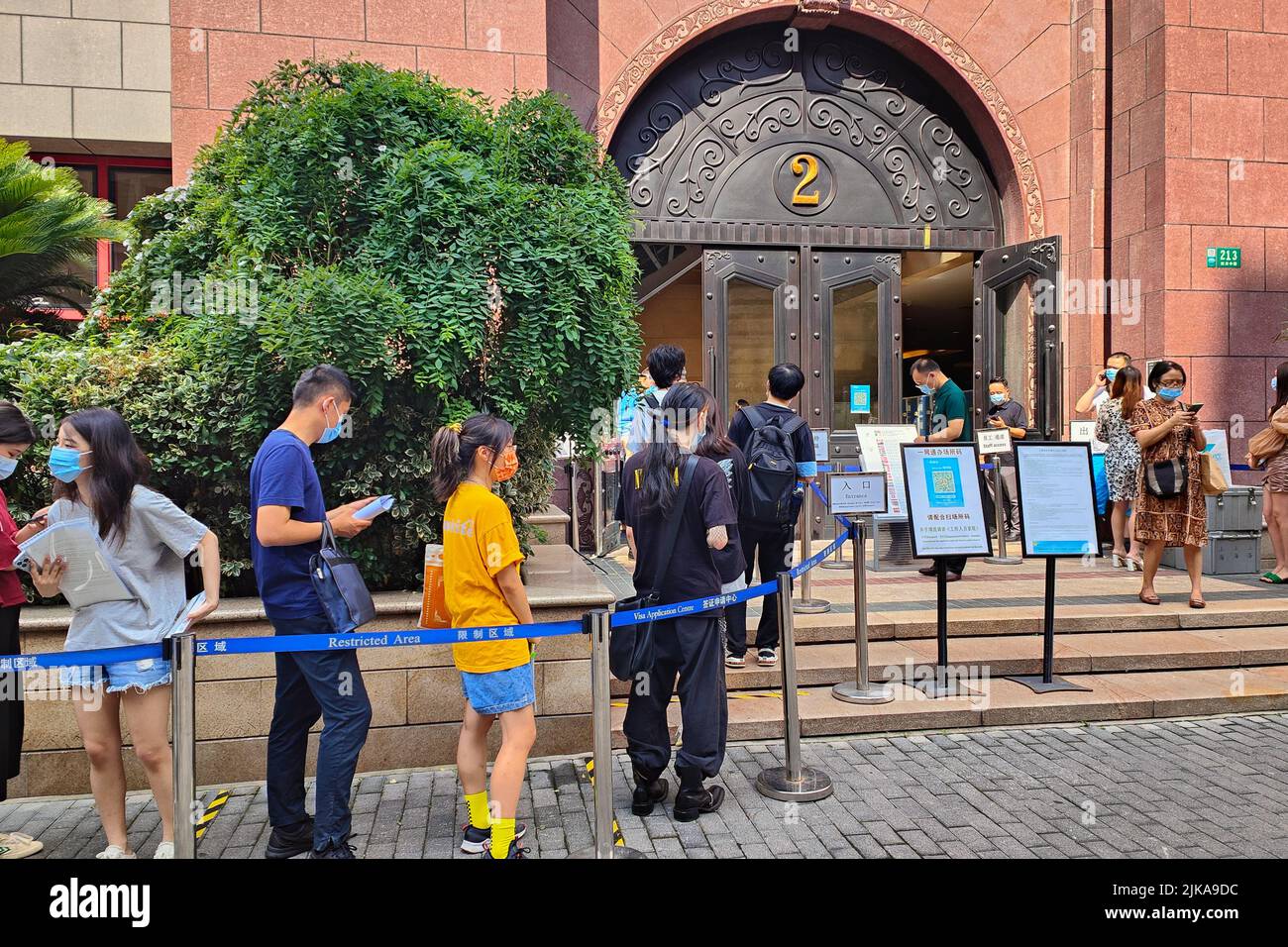 SHANGHAI, CHINE - le 1 AOÛT 2022 - Une longue file d'attente se forme devant un centre de visas à Shanghai, en Chine, le 1 août 2022. 213 Sichuan Middle Road est la maison Banque D'Images