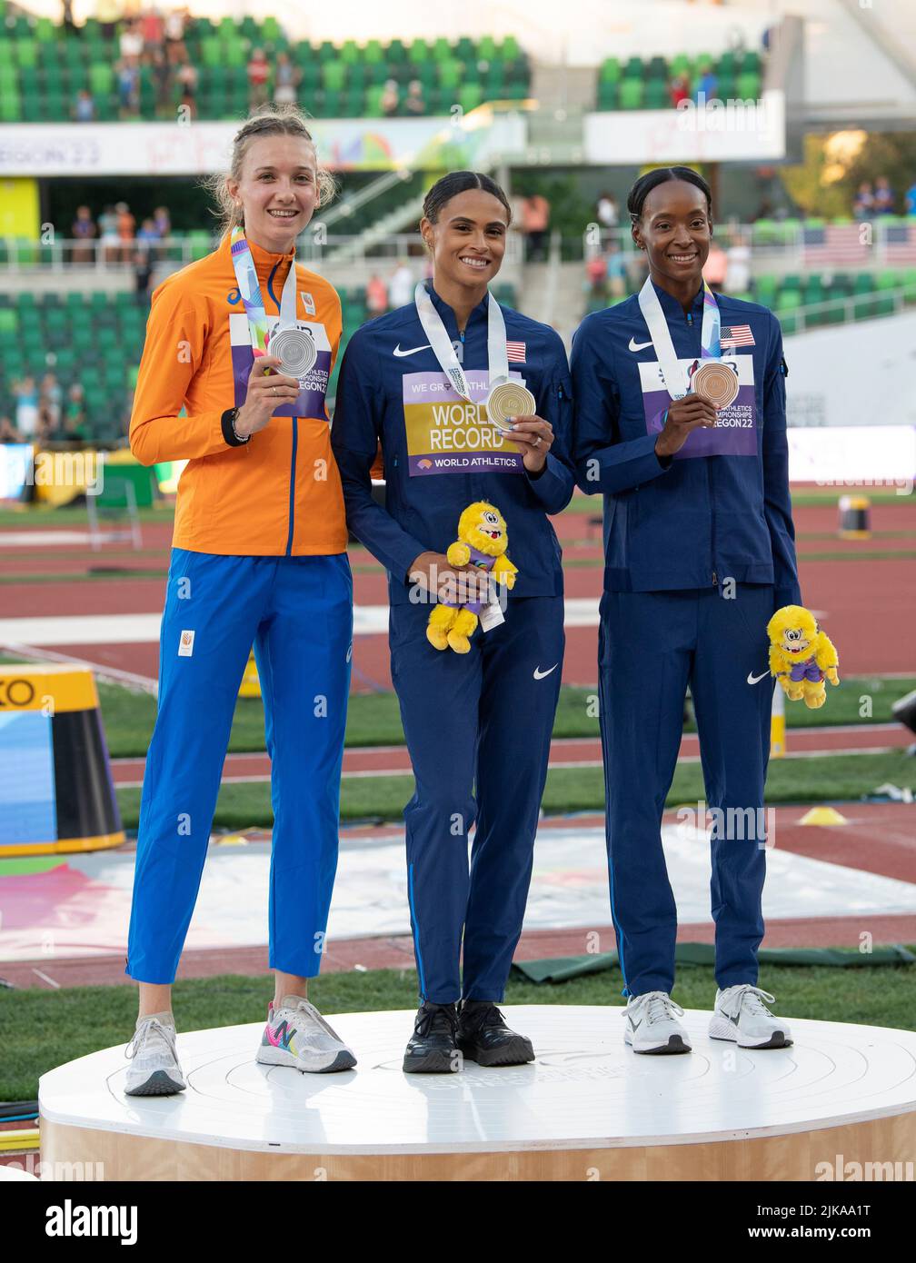 Femke bol (NED) Silver, Sydney McLaughlin (Etats-Unis) Gold et Dalilah Muhammad (Etats-Unis) Bronze recevant des médailles pour la finale des 400m haies des femmes sur da Banque D'Images
