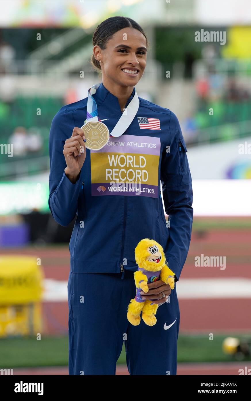 Sydney McLaughlin (États-Unis) reçoit sa médaille d'or pour la finale féminine des 400m haies le huitième jour aux Championnats du monde d'athlétisme, Hayward Field, Banque D'Images