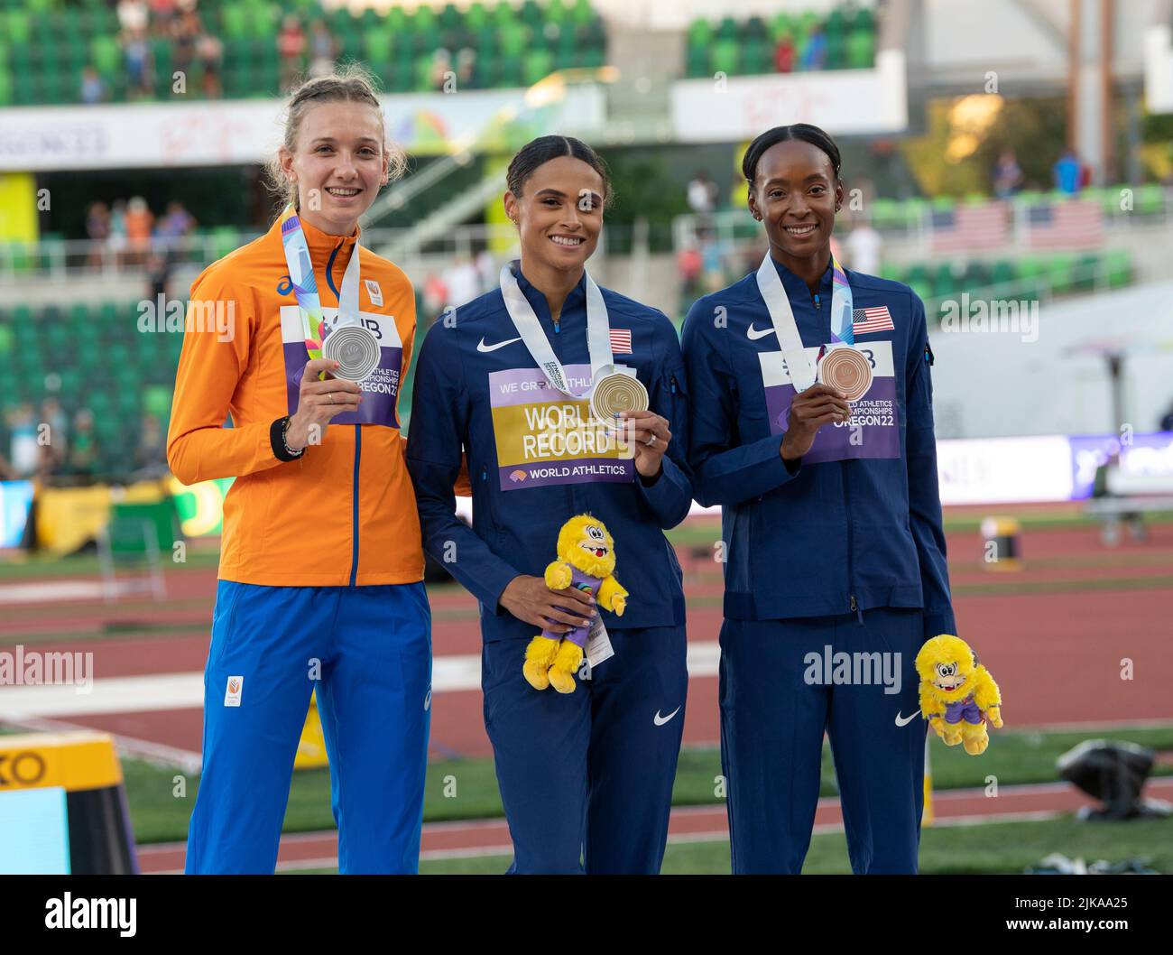 Femke bol (NED) Silver, Sydney McLaughlin (Etats-Unis) Gold et Dalilah Muhammad (Etats-Unis) Bronze recevant des médailles pour la finale des 400m haies des femmes sur da Banque D'Images