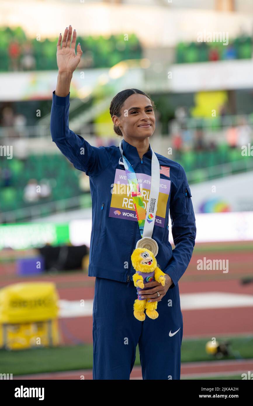 Sydney McLaughlin (États-Unis) reçoit sa médaille d'or pour la finale féminine des 400m haies le huitième jour aux Championnats du monde d'athlétisme, Hayward Field, Banque D'Images