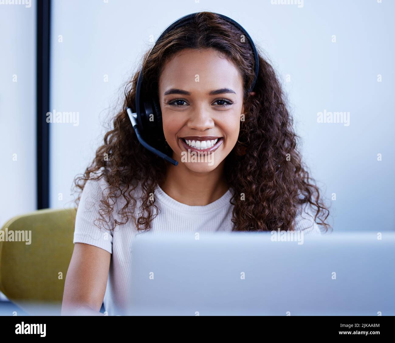 Faire des ventes importantes est tout simplement une partie de ma journée. Portrait d'un jeune agent de centre d'appels travaillant sur un ordinateur portable dans un bureau. Banque D'Images