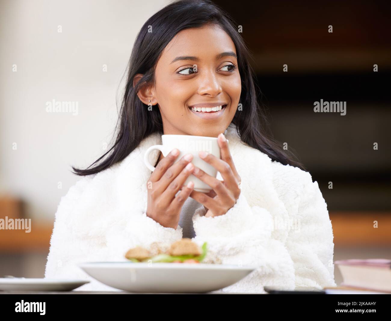 Commencez votre journée par un bon petit déjeuner. Une jeune femme prend un brunch. Banque D'Images