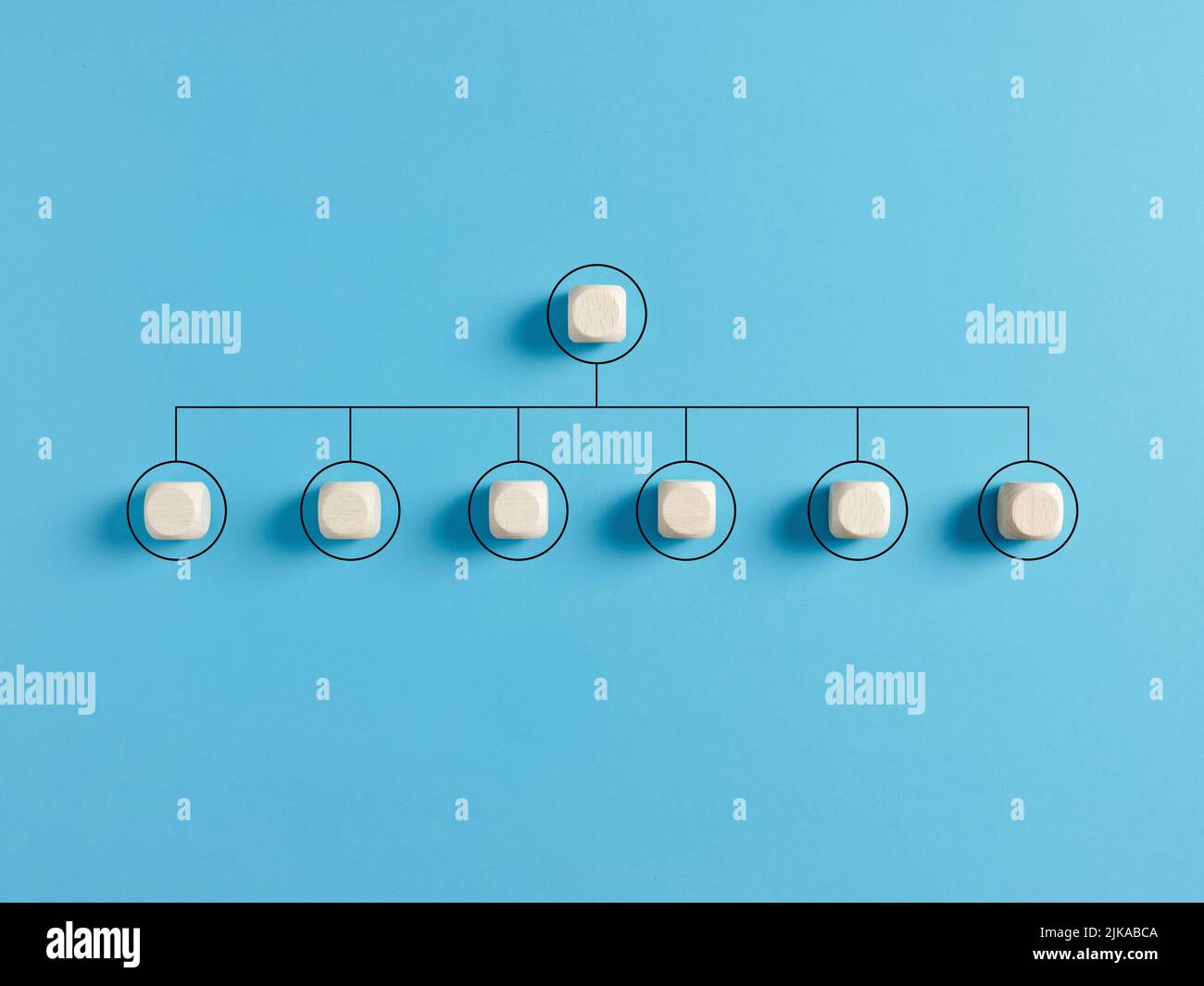 Organigramme hiérarchique de la société vierge de cubes en bois sur fond bleu. Gestion des ressources humaines et concept d'entreprise Banque D'Images