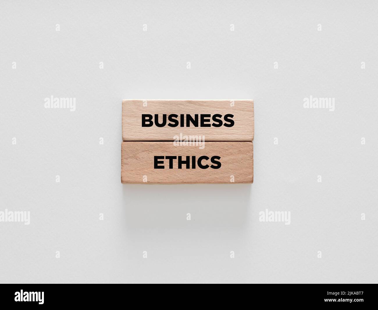 Le mot éthique des affaires sur des blocs de bois sur fond blanc. Intégrité de l'entreprise et concept de bonne gouvernance. Banque D'Images