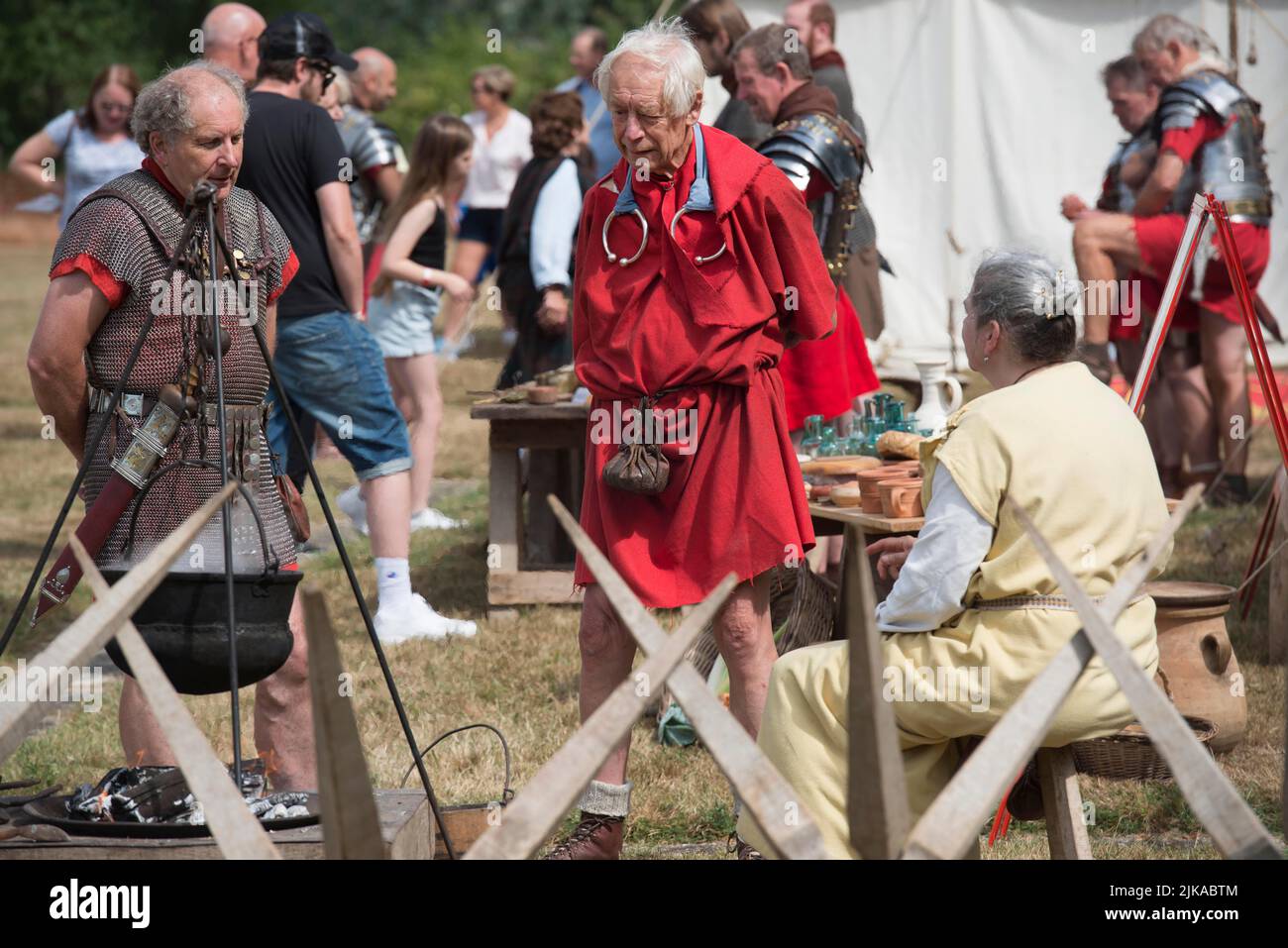 Palais romain de Fishbourne, West Sussex. La Garde de rue Ermine une reconstitution et une histoire vivante de la société de la vie militaire romaine. Imaginez Terry Applin Banque D'Images