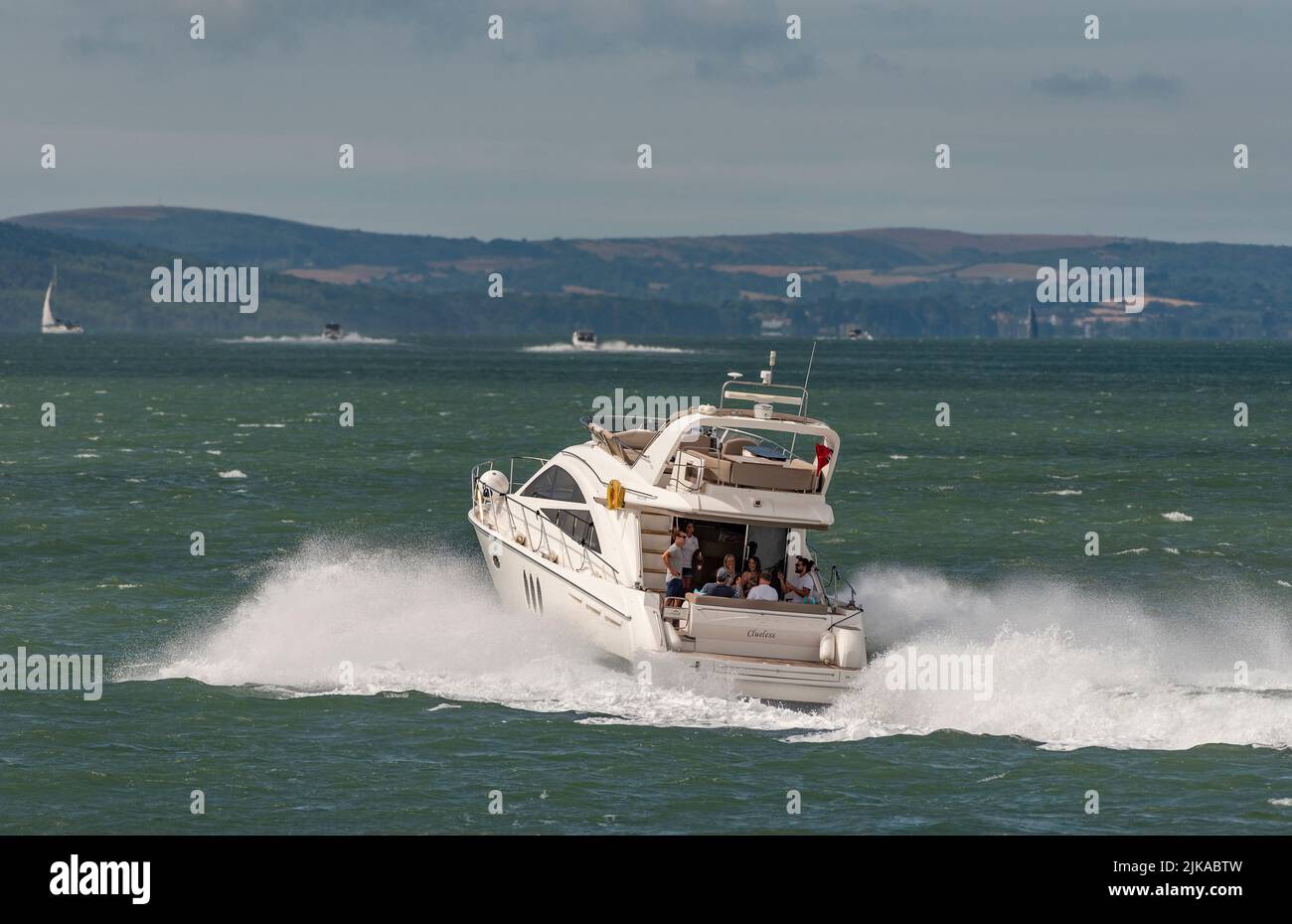 The Solent, sud de l'Angleterre, Royaume-Uni. 2022. Bateau de moteur de luxe en cours de traversée du Solent vers l'île de Wight, Royaume-Uni Banque D'Images