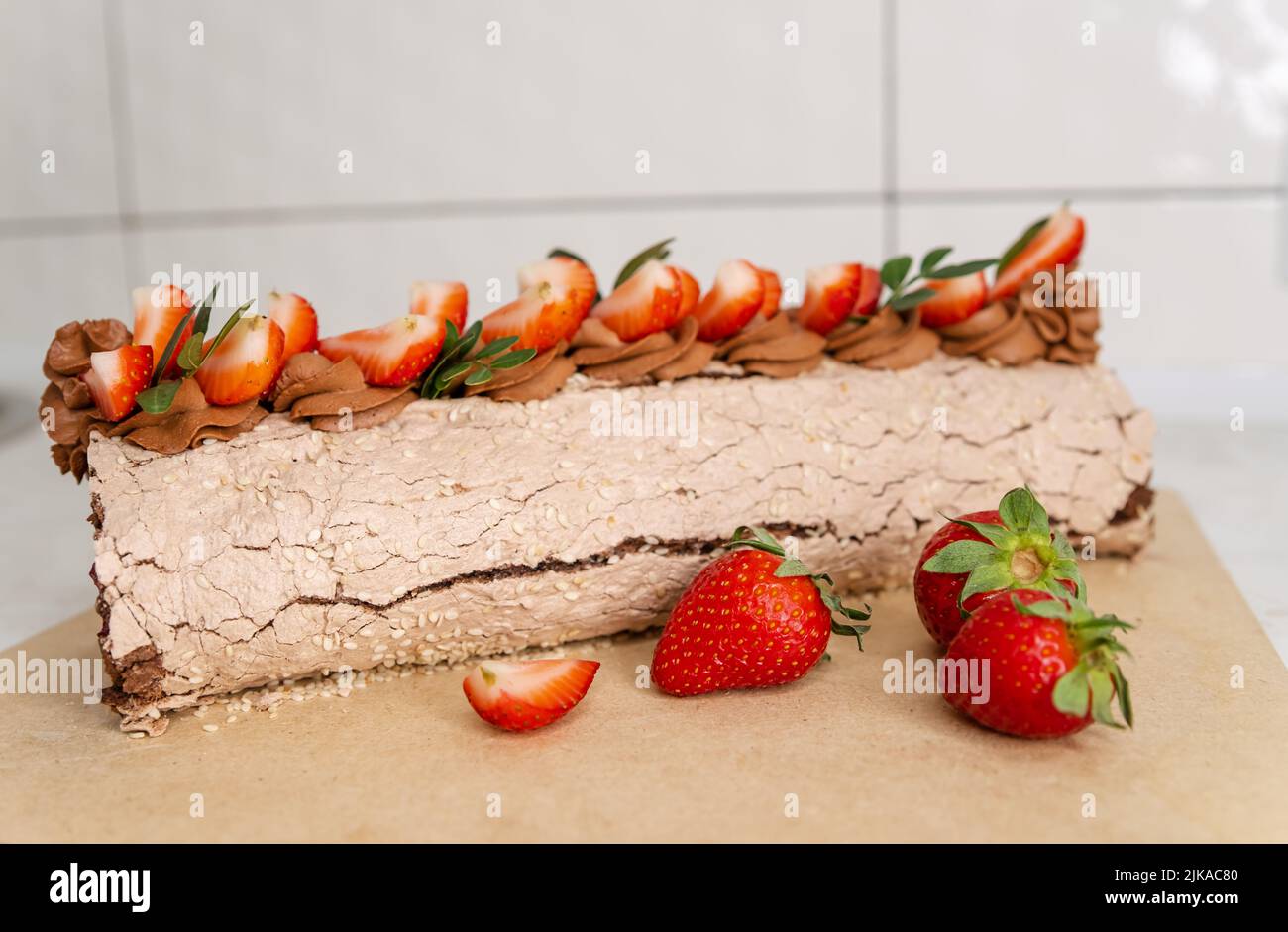 Rouleau éponge farci de crème à la fraise. Gâteau fait maison Banque D'Images