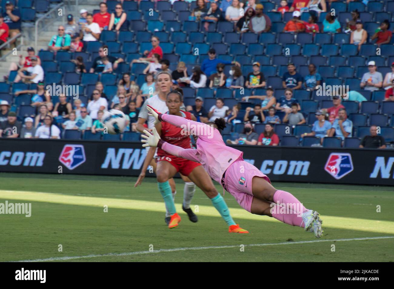 Kansas City, États-Unis. 31st juillet 2022. Le gardien de but Adriana Franch (21 Kansas City Current) fait une économie de plongée lors du match NWSL entre le Kansas City Current et Orlando Pride au Childrens Mercy Park à Kansas City, Kansas. (PAS D'UTILISATION COMMERCIALE) (Foto: Kat Farris/Sports Press photo/C - DÉLAI D'UNE HEURE - ACTIVER seulement FTP SI LES IMAGES DE MOINS D'UNE HEURE - Alay) crédit: SPP Sport Press photo. /Alamy Live News Banque D'Images