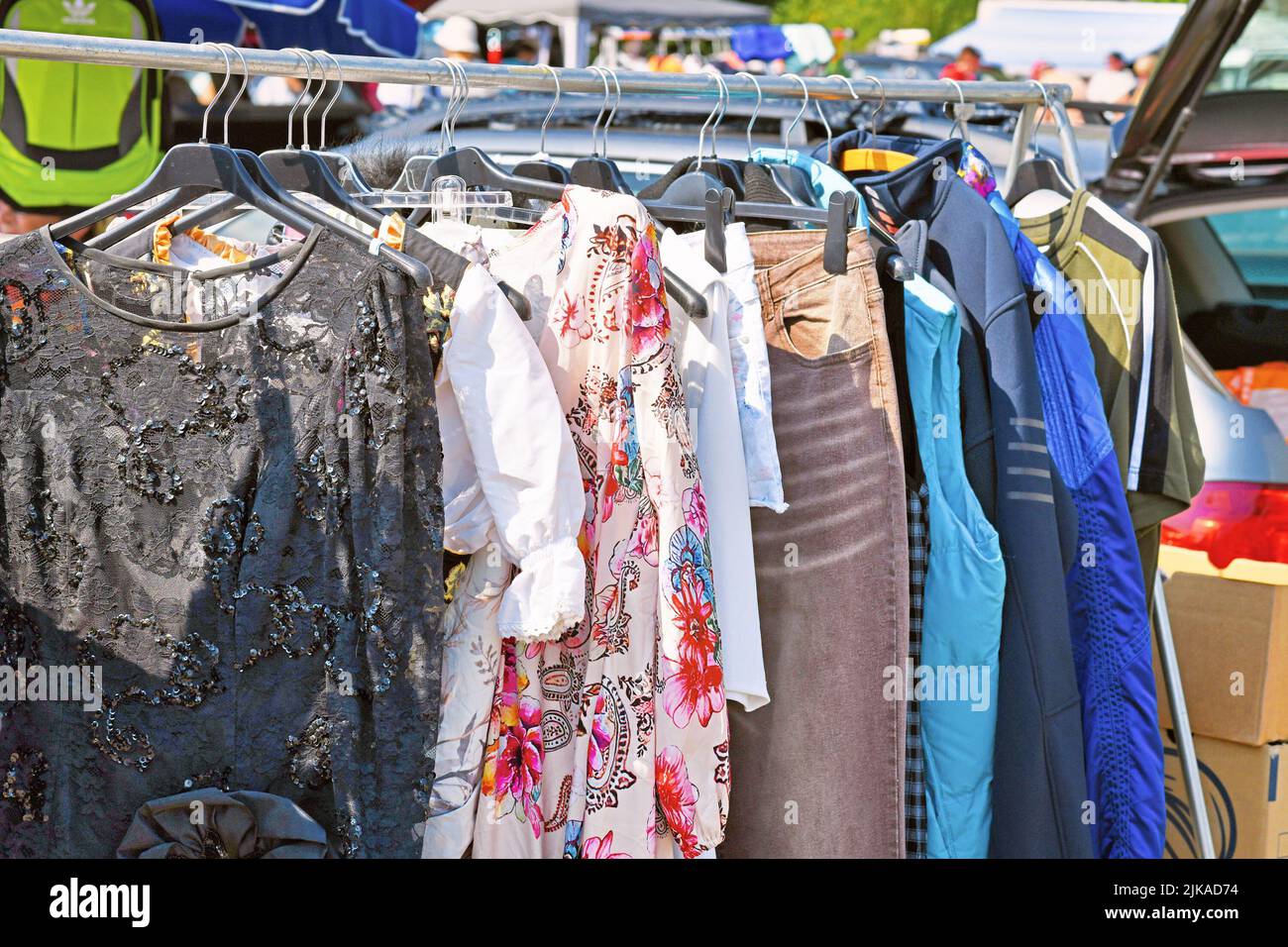 Heidelberg, Allemagne - août 2022 : rack avec de vieux vêtements de seconde main au marché aux puces Banque D'Images