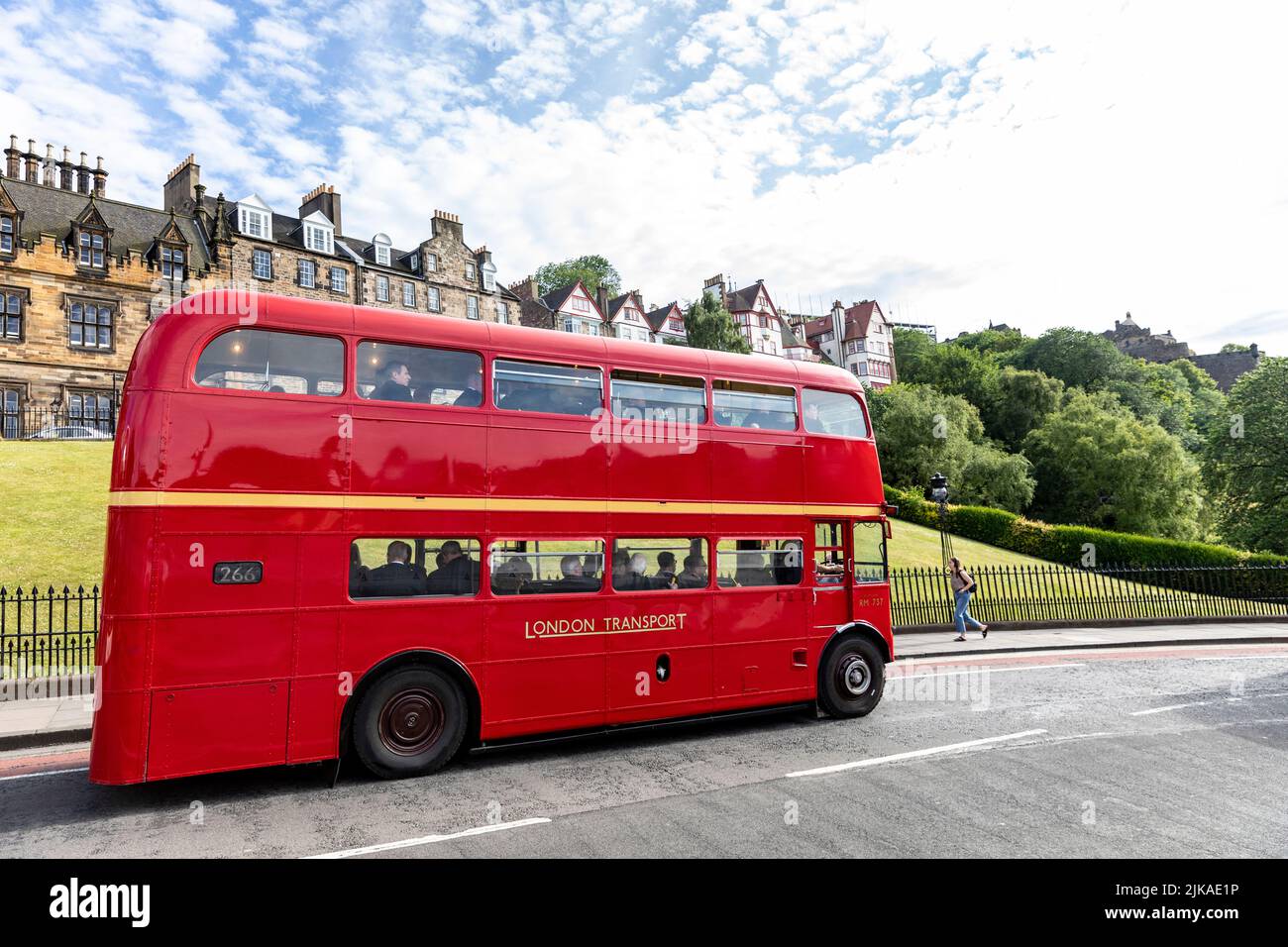 Bus touristique à impériale rouge d'Édimbourg, près de la Mound dans le centre-ville, Edimbourg, Ecosse, Royaume-Uni, été 2022 Banque D'Images