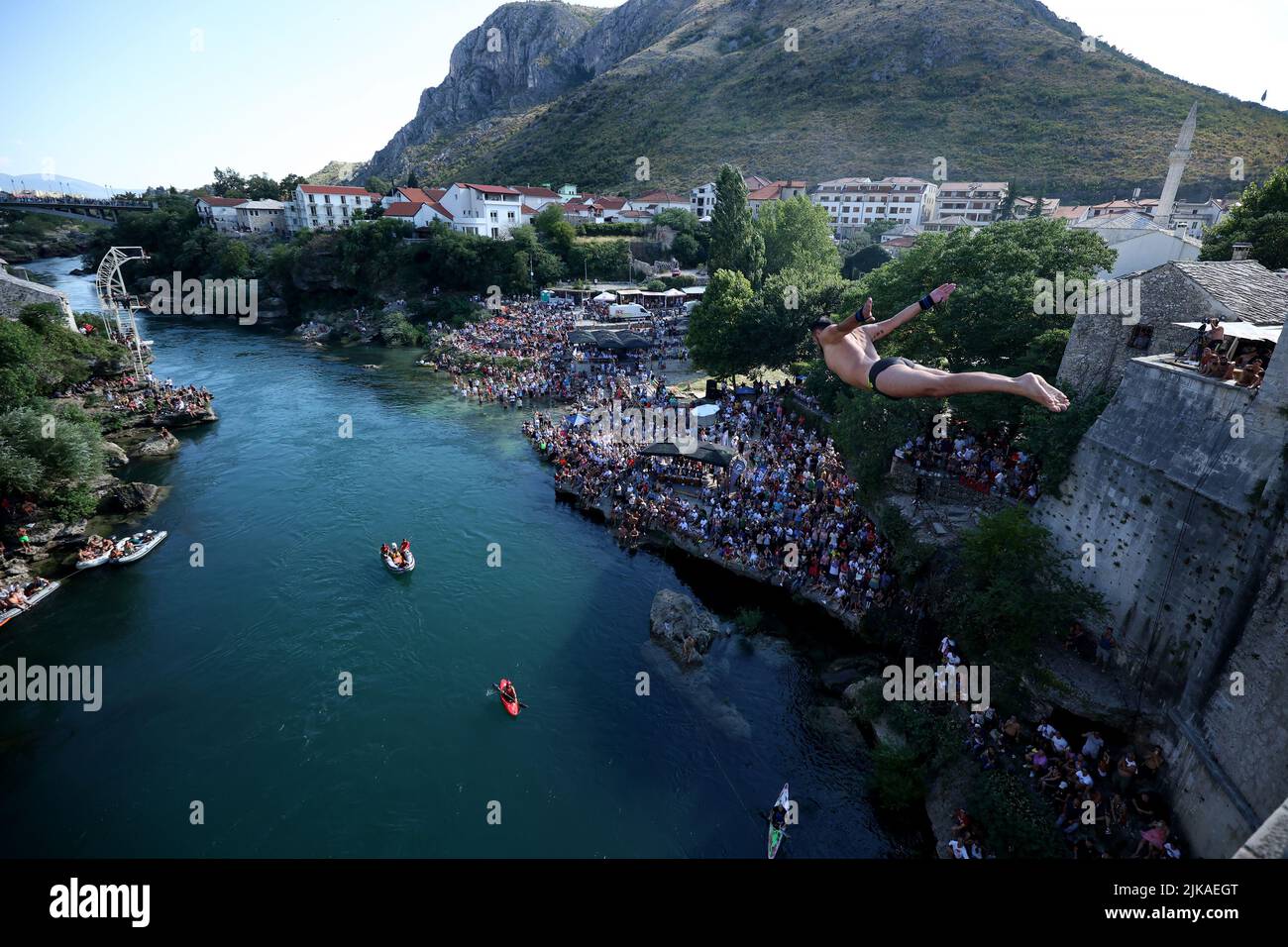 (220801) -- SARAJEVO, le 1 août 2022 (Xinhua) -- Un homme plonge au large du vieux pont lors d'une compétition traditionnelle de plongée à Mostar, en Bosnie-Herzégovine, le mois de juillet. 31, 2022. La compétition de plongée traditionnelle de 456th du Vieux Pont a eu lieu dimanche à Mostar. Au total, 31 cavaliers ont participé à l'événement. (Photo de Nedim Grabovica/Xinhua) Banque D'Images