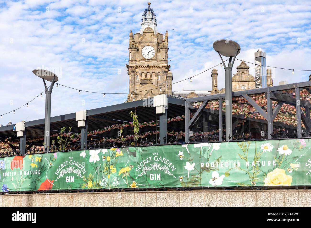 Festival Village Edinburgh tenu sur le toit du centre commercial Waverley à côté de l'hôtel Balmoral, nourriture, musique, boissons et gin, centre-ville d'Edimbourg, Ecosse 2022 Banque D'Images