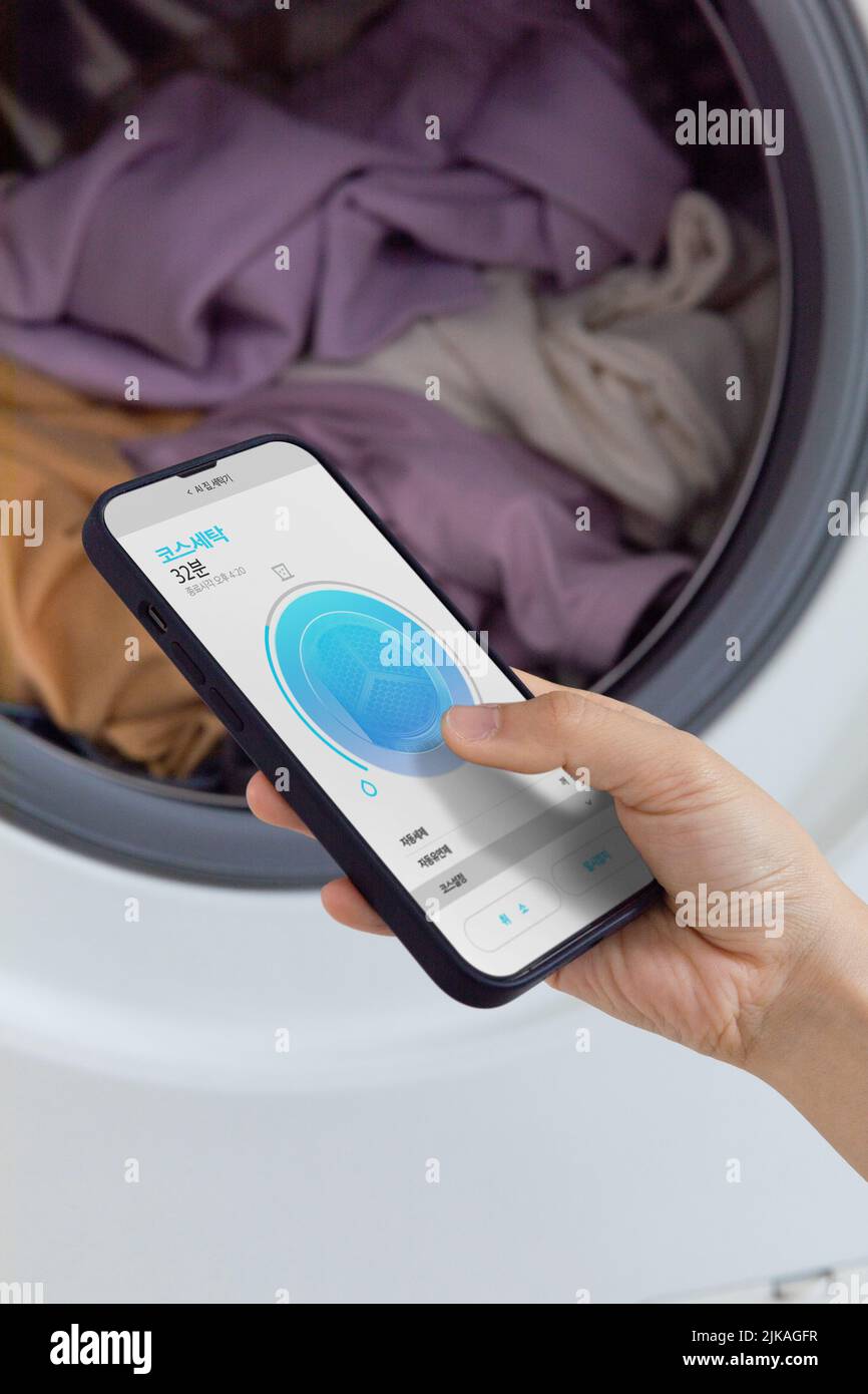 Concept de buanderie esthétique connexion de l'application machine à laver  au téléphone portable Photo Stock - Alamy
