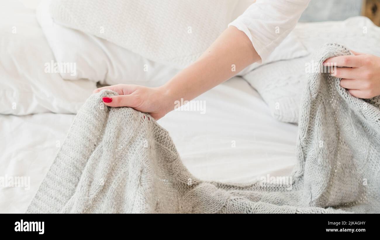 maison faite main tissu gris chaud couverture tricotée Banque D'Images