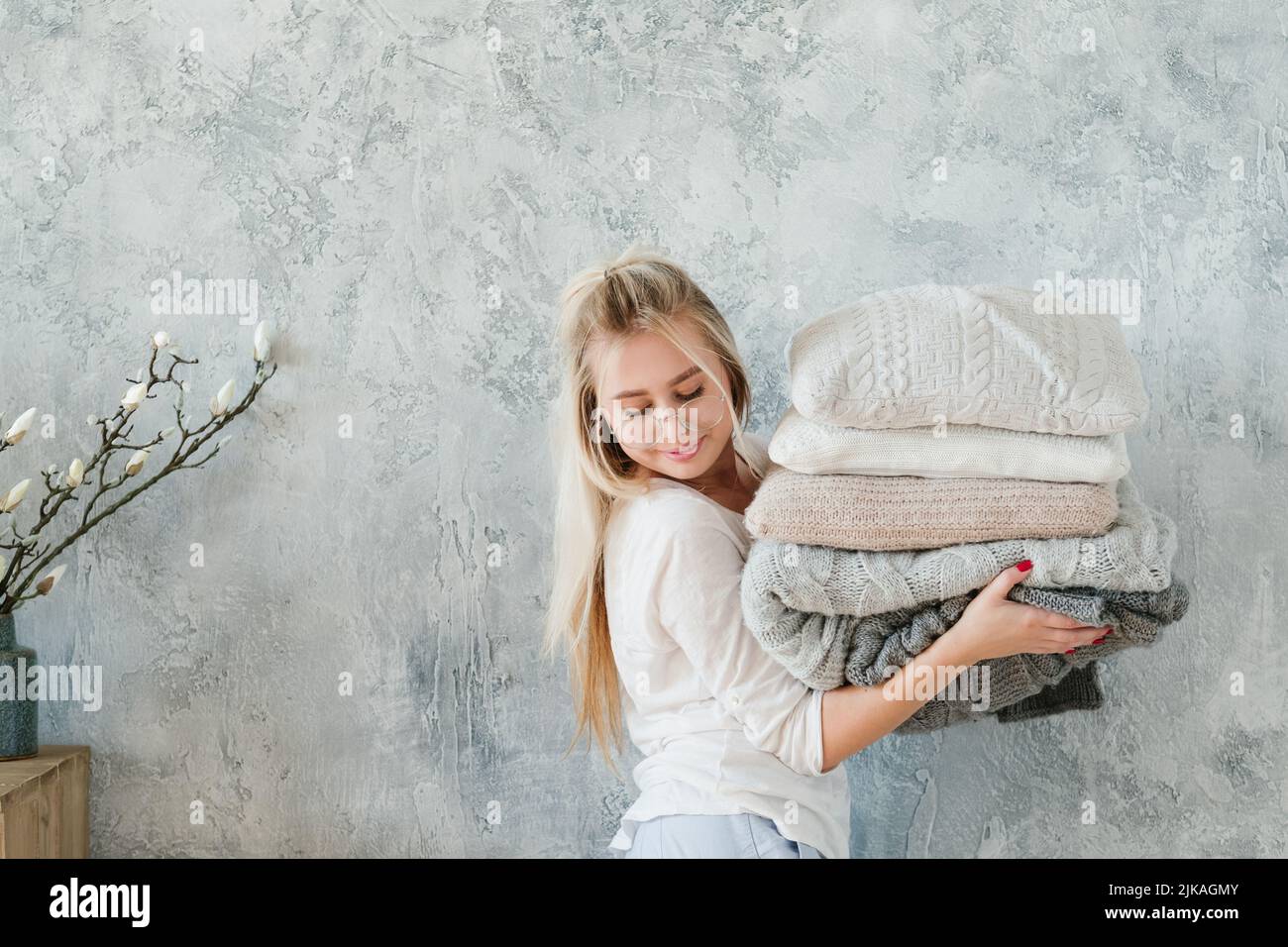 hiver chambre confort dame tricoté couverture oreiller Banque D'Images