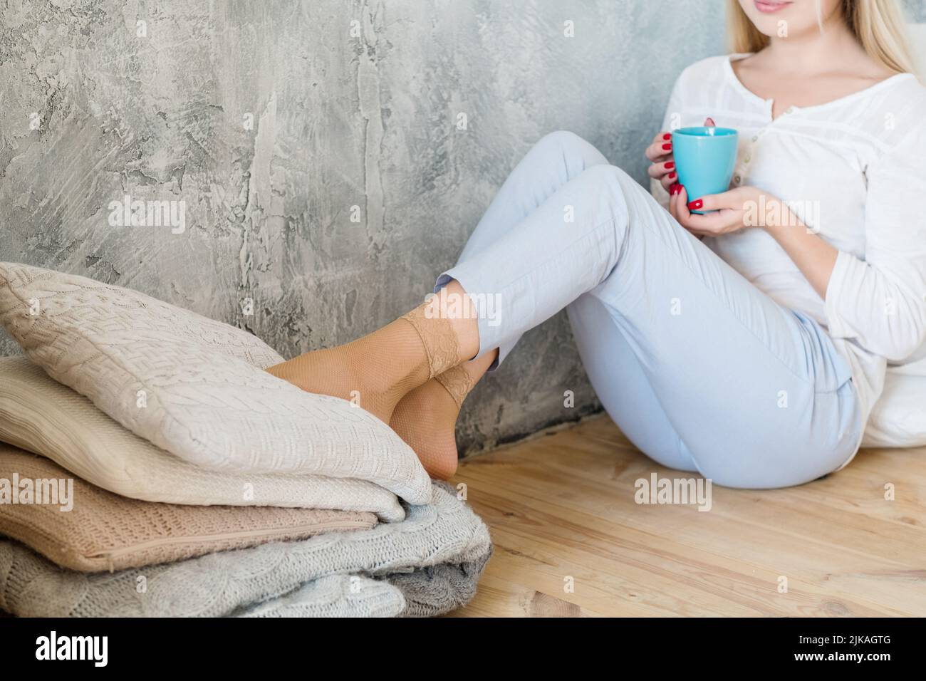 hiver matin détente dame oreillers de café Banque D'Images