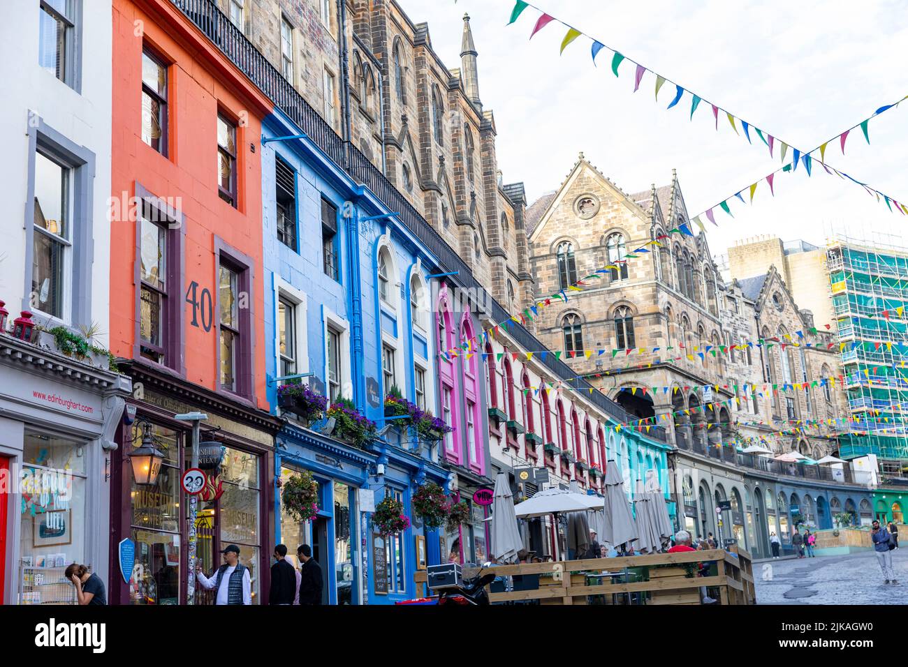 Victoria Street Edinburgh Old Town le jour de l'été 2022, magasins de détail aux couleurs vives et architecture traditionnelle, Écosse, Royaume-Uni, Europe Banque D'Images