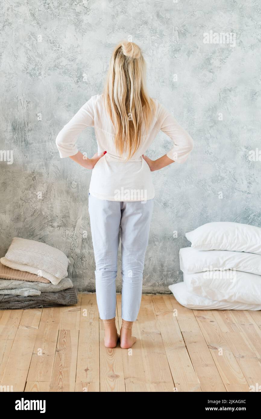 les tâches de ménage chores dame oreillers chambre Banque D'Images