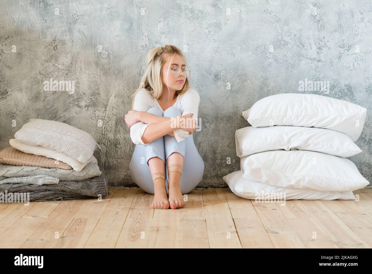 froid saison maison coziness dame oreiller couverture Banque D'Images