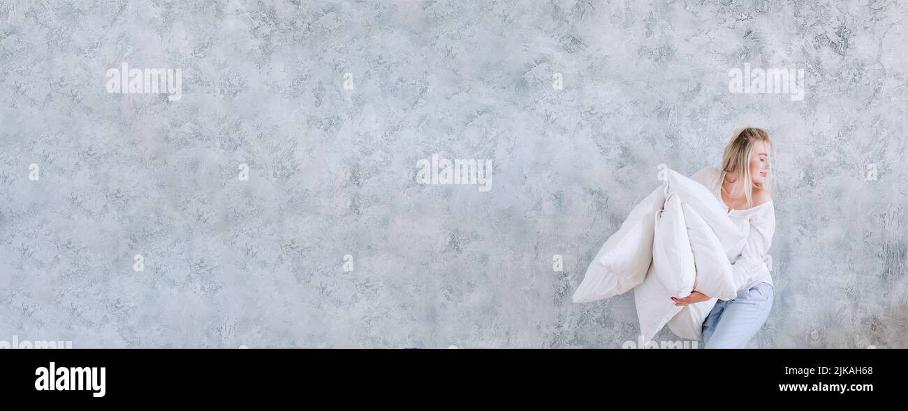 home confort bonne dame plume oreiller pile Banque D'Images