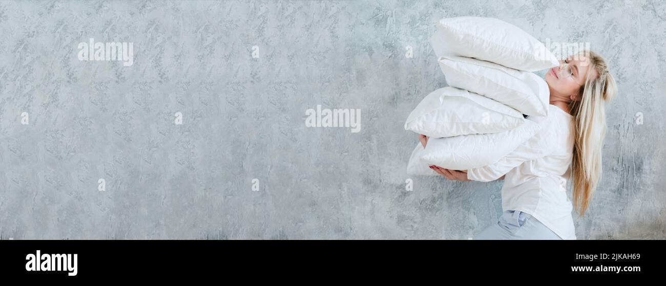 happy housewoman matin chores femme pile oreillers Banque D'Images