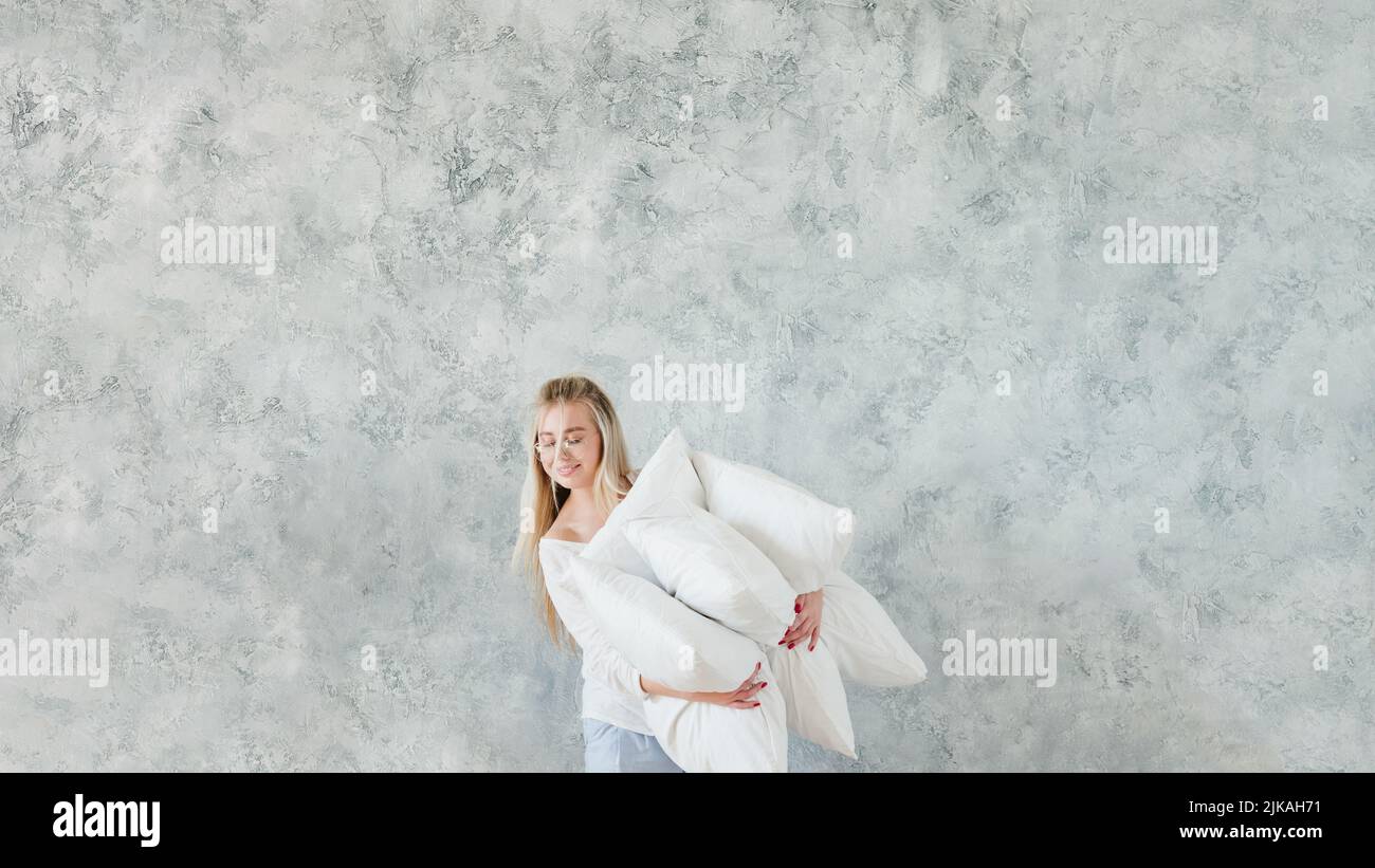 choix de la femme de maison bonne dame plume oreiller pile Banque D'Images