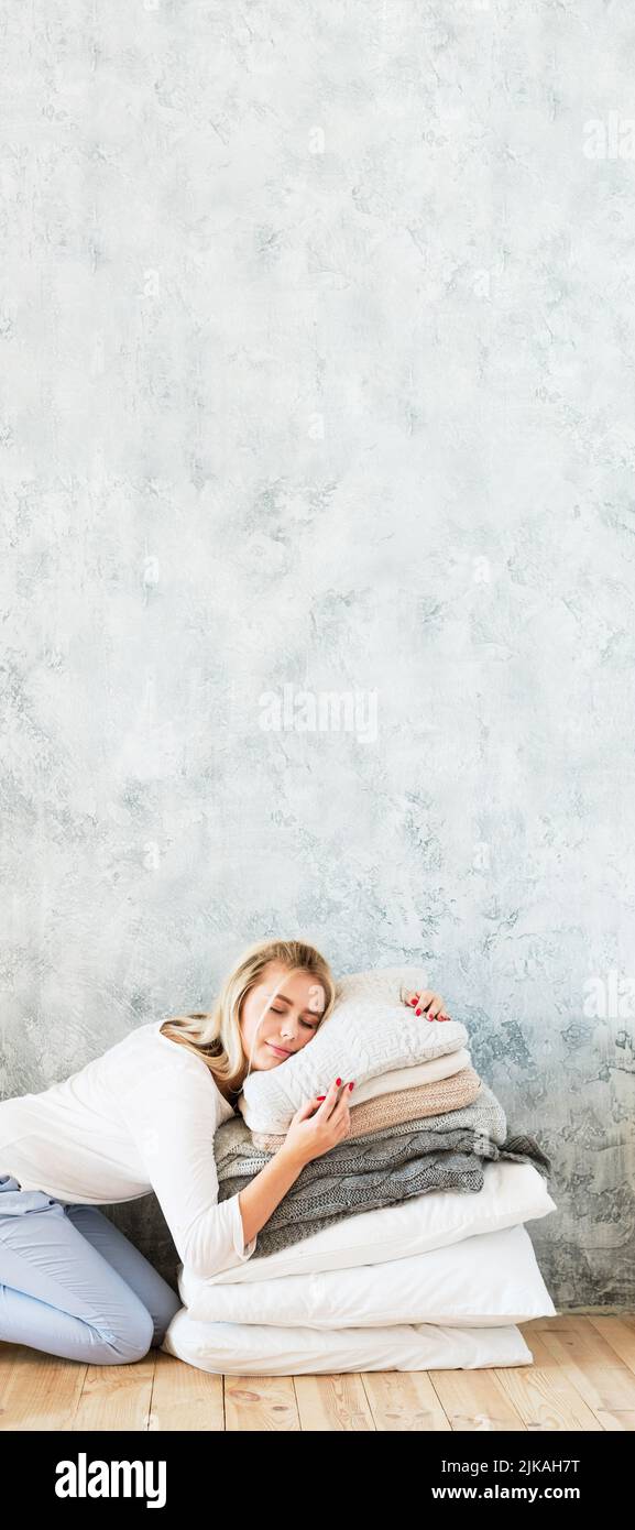 maison naturelle textile femme velours oreillers confortables Banque D'Images