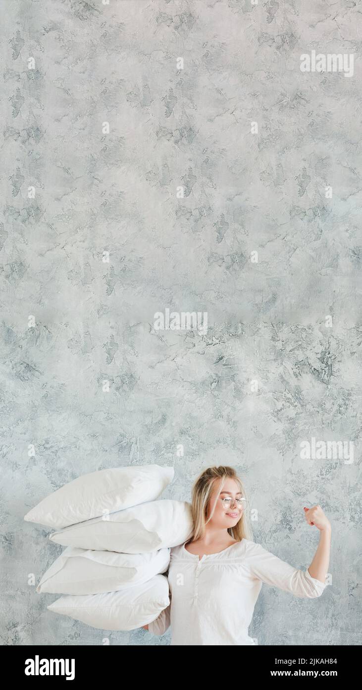 femme de ménage professionnelle montre l'oreiller biceps Banque D'Images