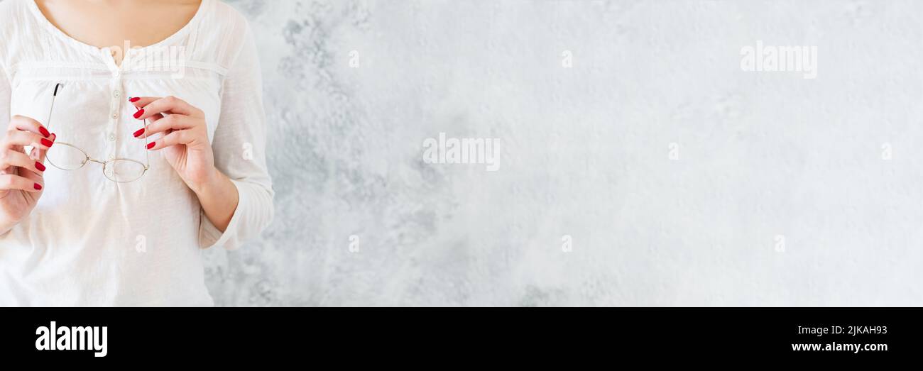 magasin optique problèmes de santé oculaire femme lunettes Banque D'Images