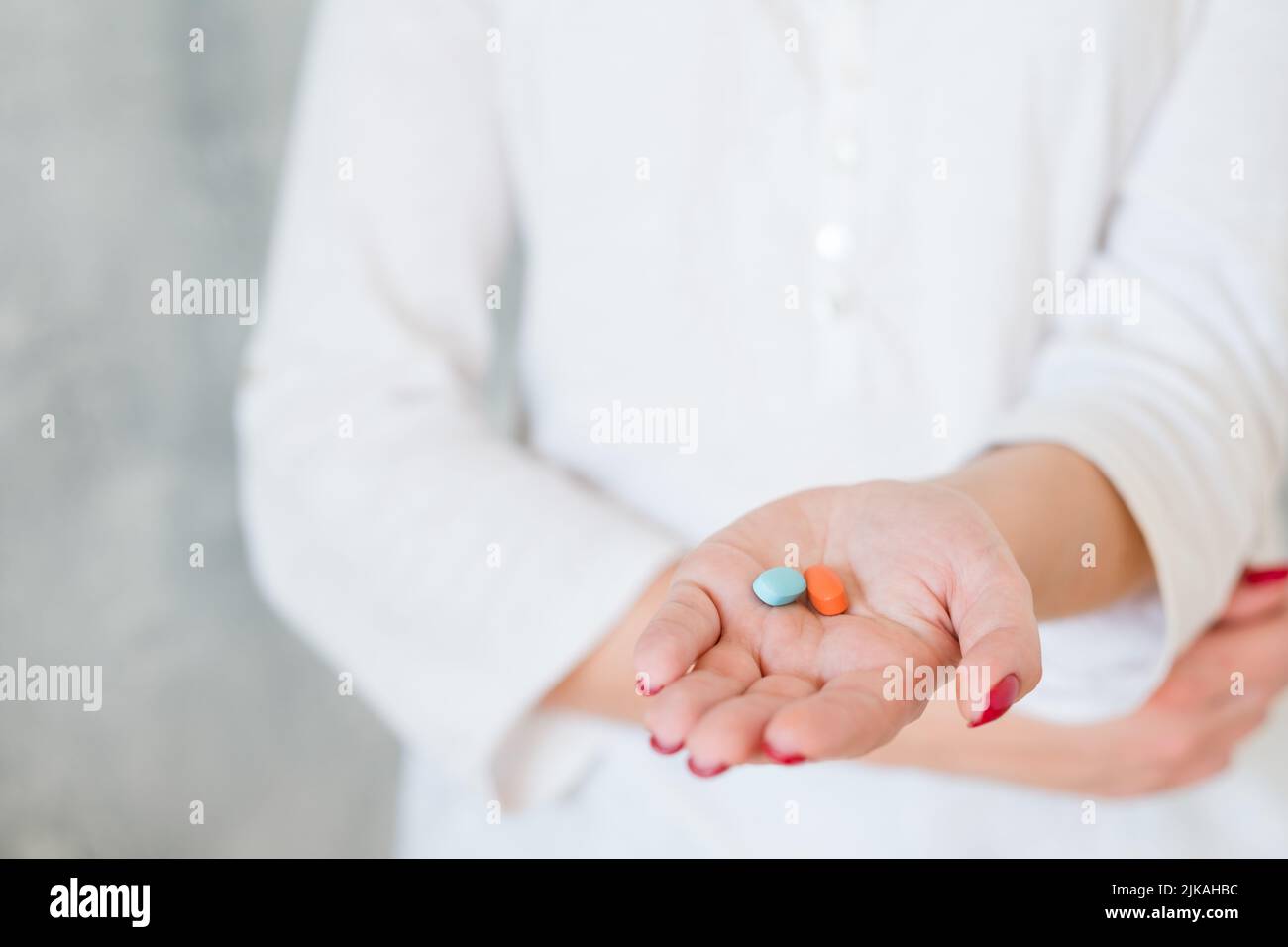 femme main deux pilules douleur médicament santé Banque D'Images