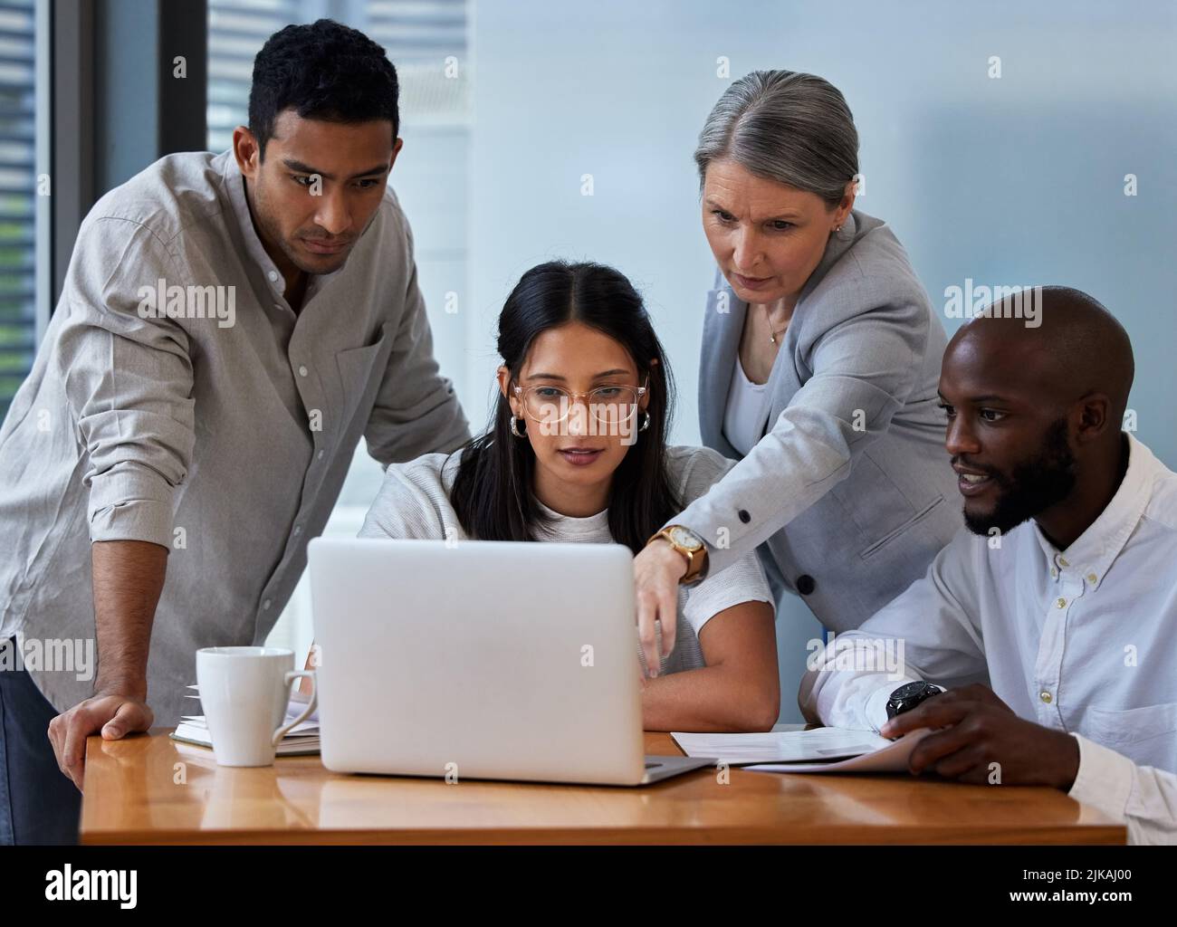 Quatre dialogues se sont réunis en un seul groupe. Divers hommes d'affaires ayant une réunion rapide dans un bureau. Banque D'Images