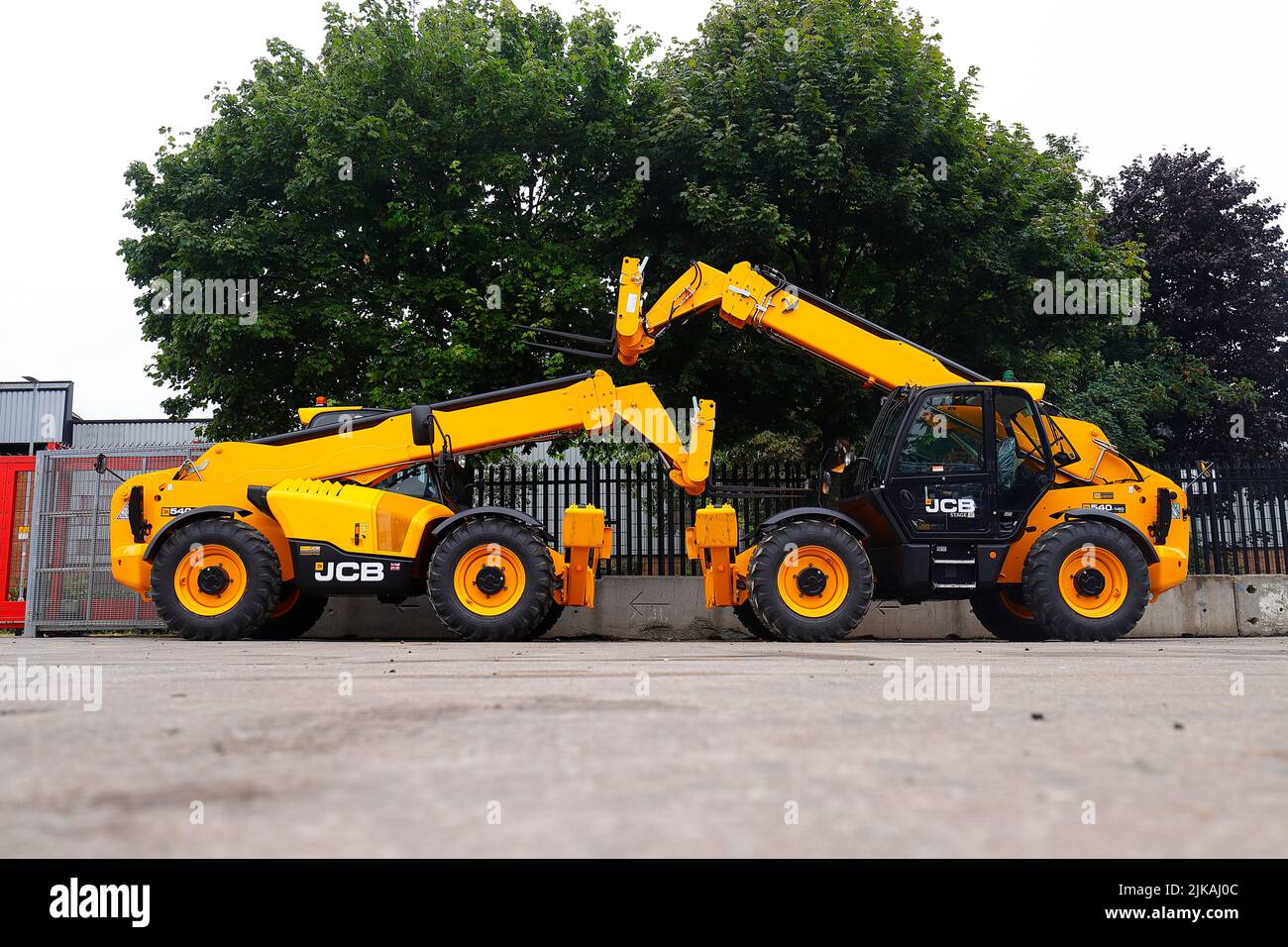 Les tout nouveaux chargeurs télescopiques JCB 540-140 sont prêts à être loués dans un dépôt de location d'usine à Leeds, West Yorkshire, Royaume-Uni Banque D'Images