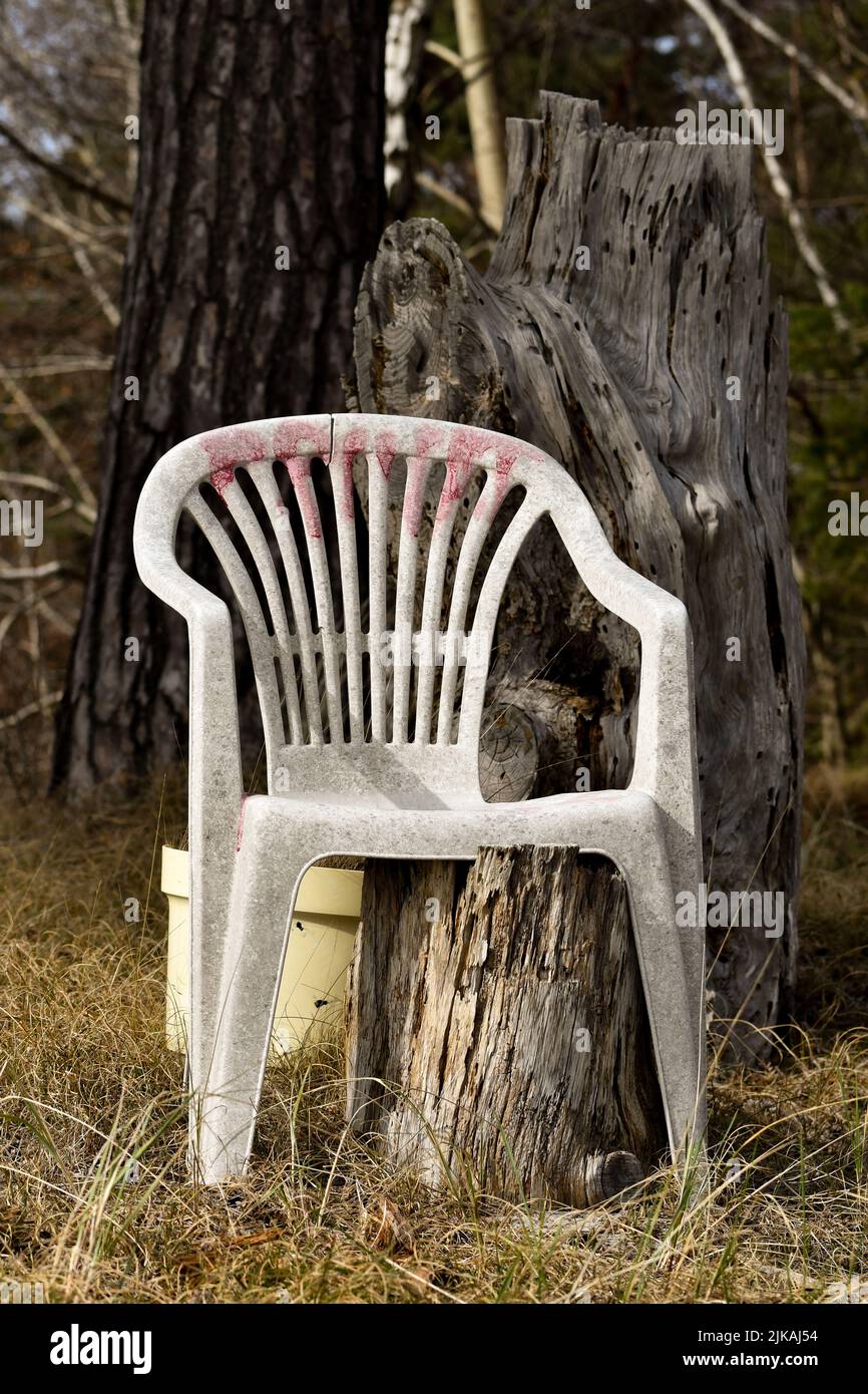 Photo d'une chaise en plastique blanc à l'extérieur dans la nature Banque D'Images