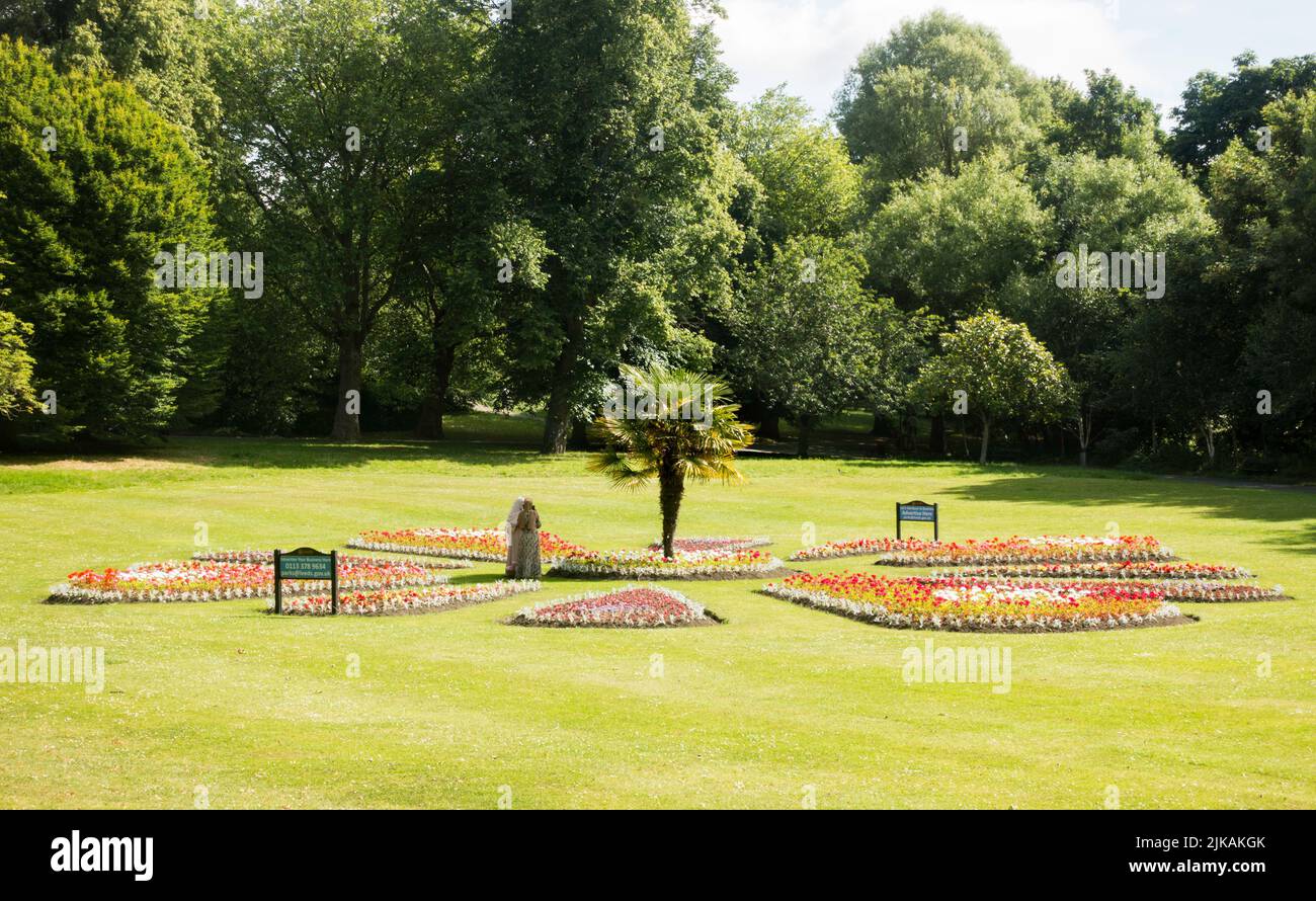 Deux femmes admirant l'exposition florale de Roundhay Park, Leeds, Yorkshire, Angleterre, Royaume-Uni Banque D'Images
