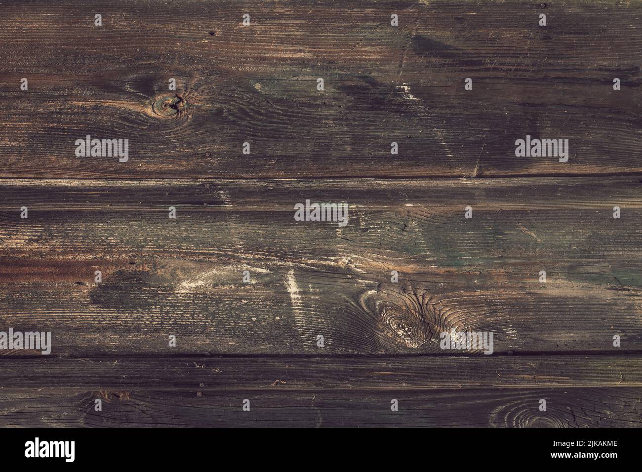 Table en bois décoloré brun foncé, vue sur le dessus. Planches horizontales en feuilles. Texture abstraite, arrière-plan en bois abîmé. Modèle rustique avec espace vide. BT Banque D'Images