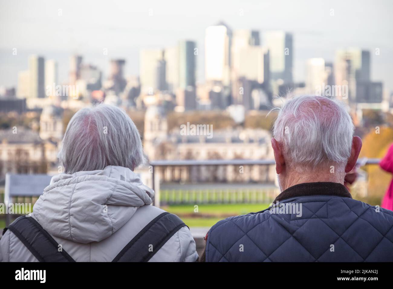 Vue arrière d'un couple senior appréciant la vue sur le paysage urbain de Londres depuis Greenwich Hill Banque D'Images