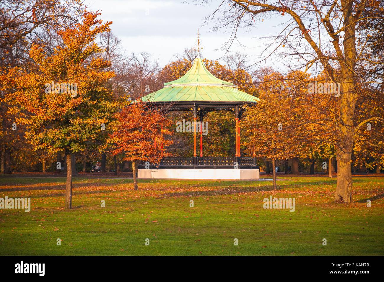 Scène d'automne avec le kiosque à musique de Greenwich Park à Londres, en Angleterre Banque D'Images