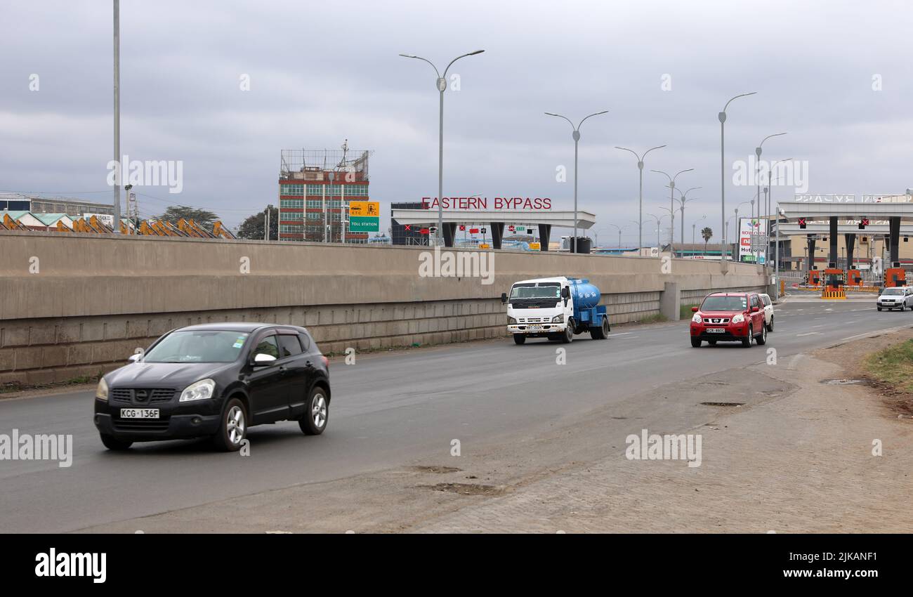 (220801) -- NAIROBI, le 1 août 2022 (Xinhua) -- des véhicules automobiles sont utilisés sur la voie de contournement de l'est de Nairobi, à Nairobi, au Kenya, en 31 juillet 2022. Le président kenyan, Uhuru Kenyatta, a salué dimanche les routes construites par la Chine dans son pays pour avoir amélioré le développement et réduit les temps de déplacement.Kenyatta a fait les commentaires lors de la cérémonie de mise en service de la Nairobi Expressway et de la nouvelle route de contournement de l'est de Nairobi. Le projet de contournement de l'est de Nairobi a été entrepris par la China Communications Construction Company en janvier et a élargi le contournement de la chaussée unique à deux voies d'origine à un FO Banque D'Images