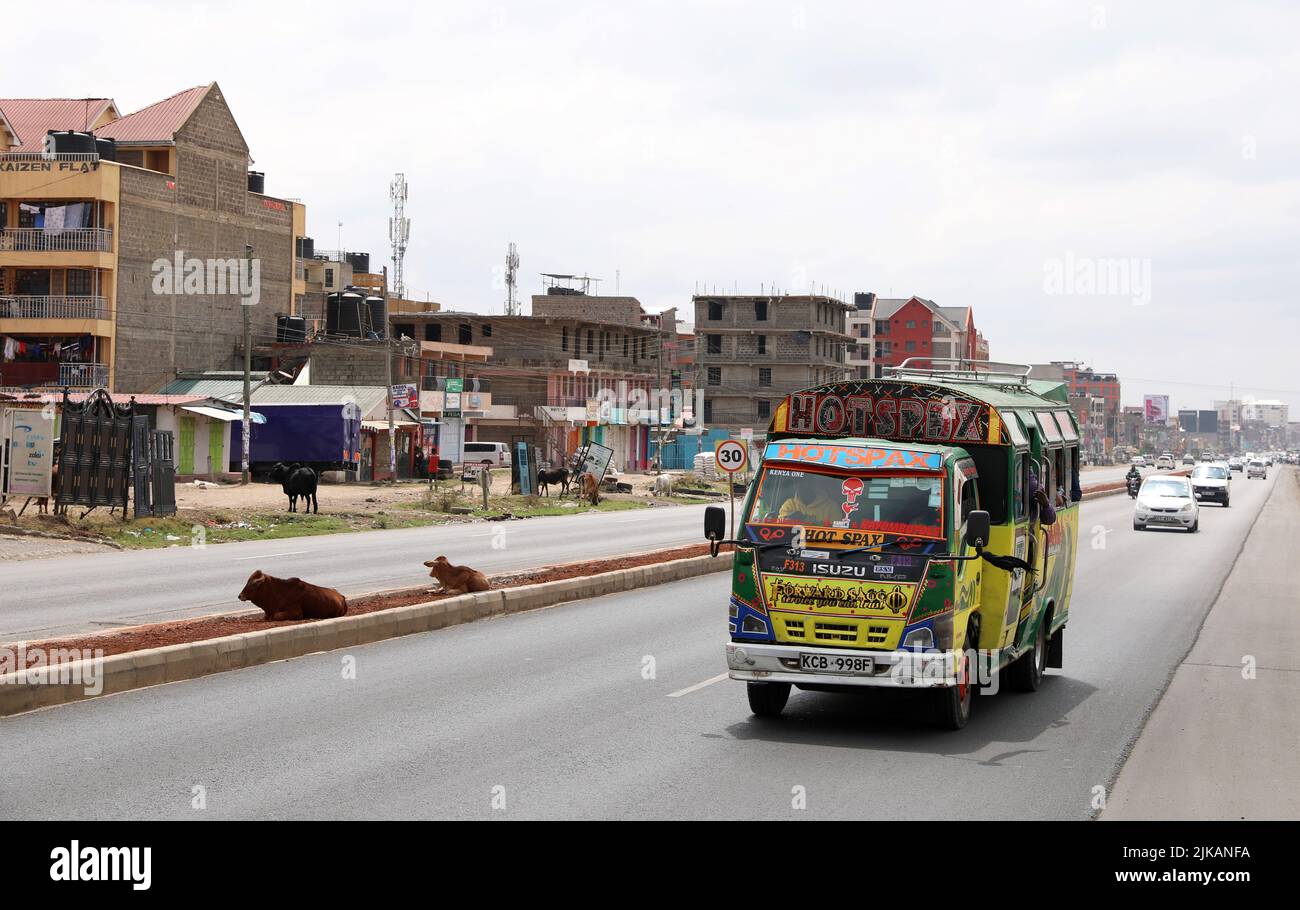(220801) -- NAIROBI, le 1 août 2022 (Xinhua) -- des véhicules automobiles sont utilisés sur la voie de contournement de l'est de Nairobi, à Nairobi, au Kenya, en 31 juillet 2022. Le président kenyan, Uhuru Kenyatta, a salué dimanche les routes construites par la Chine dans son pays pour avoir amélioré le développement et réduit les temps de déplacement.Kenyatta a fait les commentaires lors de la cérémonie de mise en service de la Nairobi Expressway et de la nouvelle route de contournement de l'est de Nairobi. Le projet de contournement de l'est de Nairobi a été entrepris par la China Communications Construction Company en janvier et a élargi le contournement de la chaussée unique à deux voies d'origine à un FO Banque D'Images